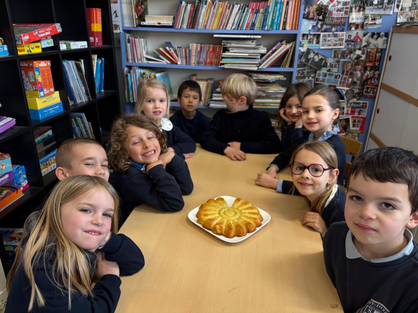 Après quelques semaines loin de leur maîtresse, les élèves de P1 étaient plus que heureux de la retrouver ! Des sourires, des regards complices… et l’envie de célébrer ces retrouvailles autour d’un bon gâteau 🍰✨ !
En classe, les apprentissages continuent avec enthousiasme : les multiplications se découvrent à l’aide de paquets d’œufs de Pâques, et le tableau à double entrée se travaille version “touché-coulé” revisité pour l’occasion 🎯.
Apprendre en s’amusant, partager, créer des souvenirs… la vie de classe comme on l’aime à Saint-Joseph.
Vive Pâques ! 🌿🐰✨
#retrouvailles #jeuxdepaques #mathematiques #multiplications #touchecoule #ecoleprimaire #ecolematernelle #viescolaire #ecolesaintjosephohain #ecolesaintjoseph #ecolestjosephohain #ecolestjoseph #ecoleohain #ecolelasne #ecolesdubrabantwallon #vivrealasne #communedelasne #ohain #lasne