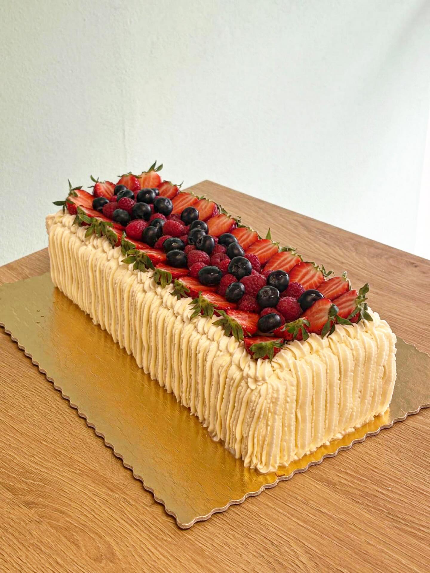 Narozeninový dort vanilka, ovoce a krém diplomat #dort#narozeninovydort #birthdaycake #sladkepohladi