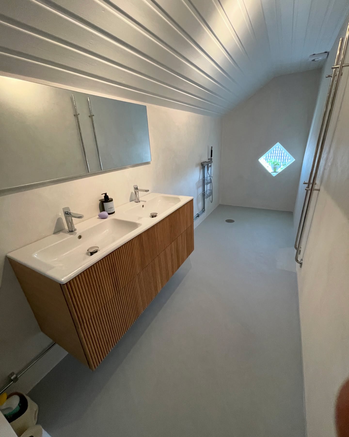 Totalrenoveringen av badrum med Microcement.
@jtbyggmurputs
VVS: @ksrorab
EL: @lundgrensel.se
Möbler från: @golvobadstudion
Microcement mtrl. från @designcement.se @forcrete_
;
;
#badrumsrenovering #microcement #forcrete #jtbyggmurputs #badrumsinspo