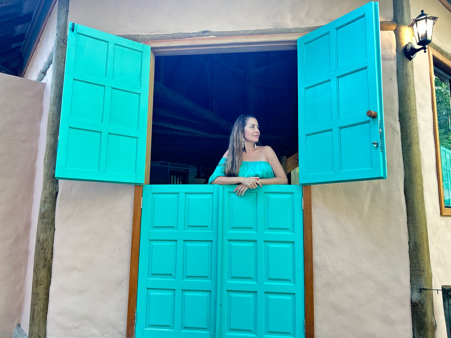 Pascua significa PASO.
Habla sobre atravesar un pasaje.
Y cuando queremos elevar nuestra vida, ese pasaje ocurre cuando te permitís respirar distinto, tomar decisiones audaces desde un cuerpo que aprendió a moverse en la incertidumbre, porque entendiste que la vida es un mar imprevisible pero diseñado a tu medida
Pascua es cuando tu vieja versión deja de limitar tus sueños …
y nace otra, capaz de sostener más verdad, más paz y más poder.
Mi deseo en estas fechas, que siempre fueron muy especiales para mí, es que puedas dejar morir todo lo que te aleja de tu felicidad.
Que estés donde tu corazón se sienta amplio y a salvo.
Que tu vida sea un sagrado espacio de revelaciones 🙌🏼
María
Feliz Paso 🤍