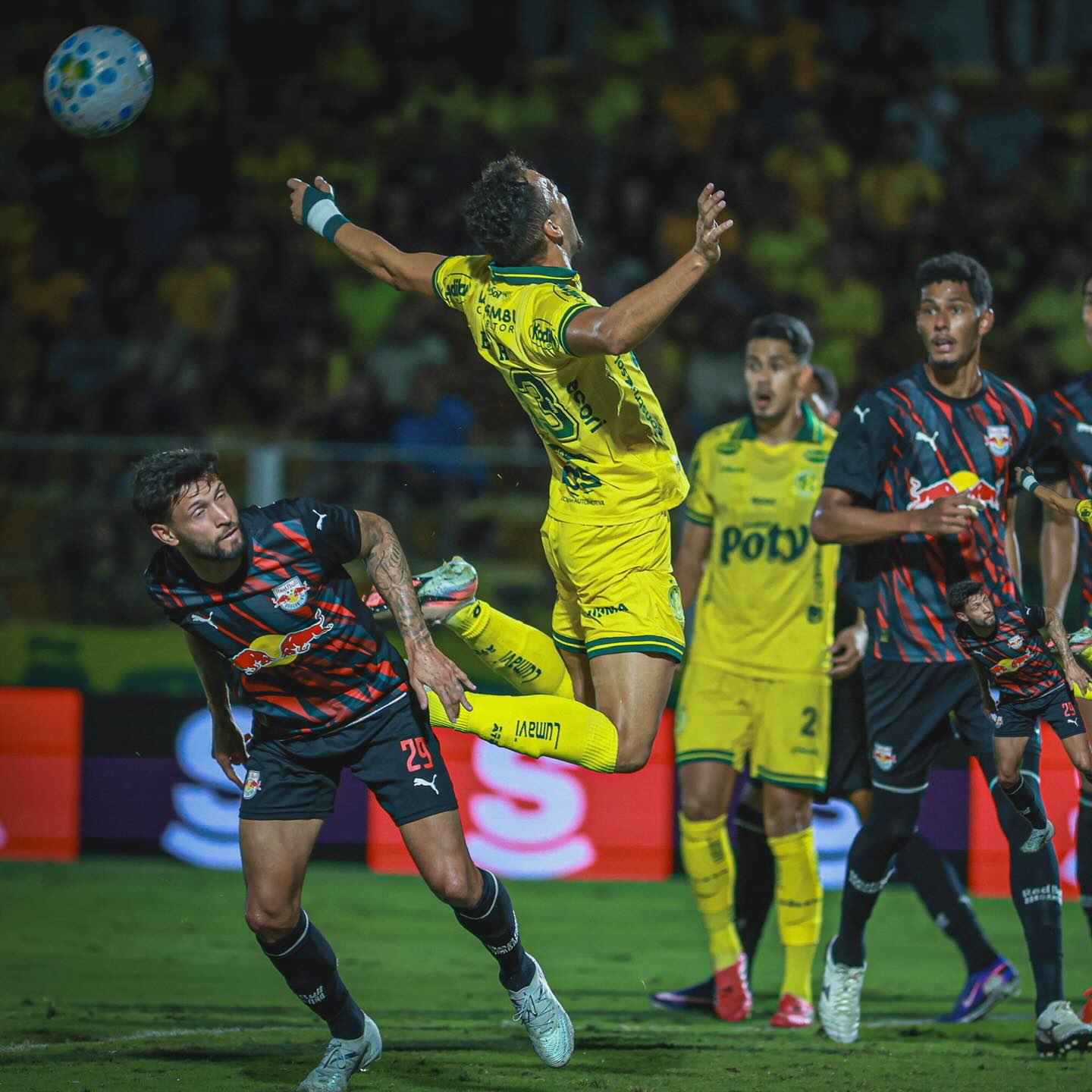 MIRASSOL VIRA LANTERNA DO BRASILEIRÃO
O Mirassol foi derrotado por 1 a 0 pelo Red Bull Bragantino, no estádio Maião, e terminou a rodada na última colocação do Campeonato Brasileiro Série A.
O único gol da partida foi marcado por Isidro Pitta, no segundo tempo, após cobrança de escanteio.
Com o resultado, o Leão chega à quinta derrota seguida, soma mais um jogo sem vencer e vê a crise aumentar na competição.
Na quarta-feira, o Mirassol estreia na Copa Libertadores da América diante do Lanús, em casa. 📸 @zerafaelphoto
Reage, Leão
Mais informações no Portal Guilherme Baffi