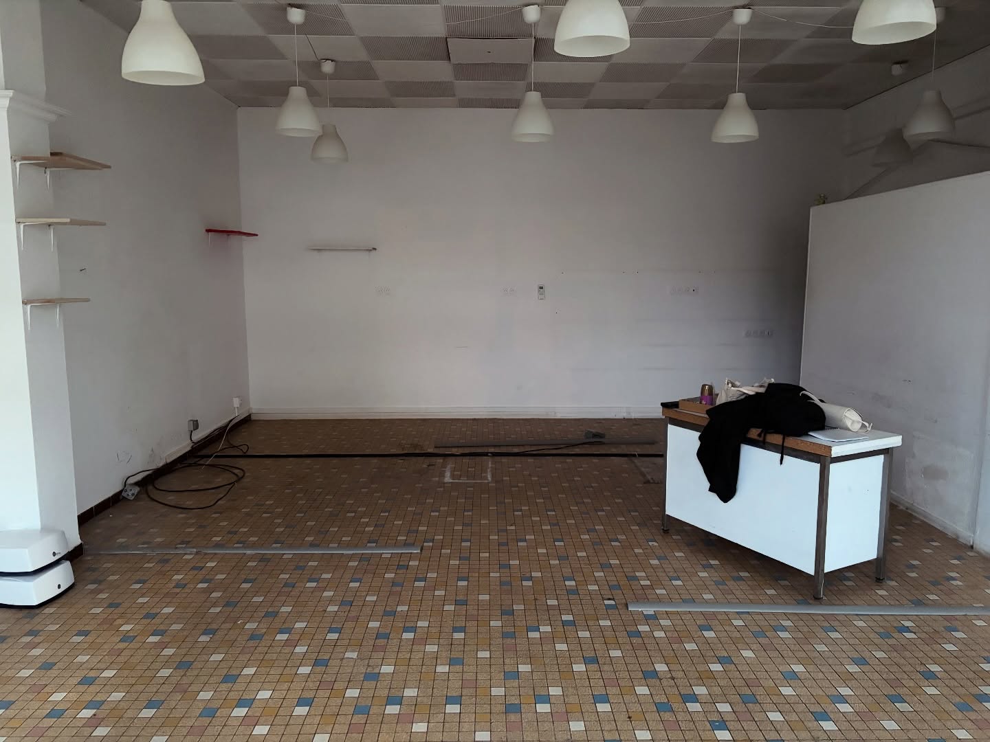 — LE MOIS DE TRAVAUX 🚧
1 : le local nu et moche jour 1
2 : les premières peintures
3 : safari ou pas ?
4 : le béton cellulaire c’est un peu comme les legos
5 : mission architecte
6 : notre premier muret 🥺
7 : bye le carrelage moche
8 : nourrir les troupes et inaugurer le sol ✨
9 : LES MURETS BRISÉS 😭
10 : ça aurait été plus facile ikea hahaha
11 : réception des lettres pour la vitrine
12 : enfin chez nous 🤍
Que d’émotions de vous poster ces quelques images, qui pour moi représentent 1 mois de dur labeur, de journées a rallonges, de GALÈRES, mais surtout de fous rires de fatigue, et de joie d’ouvrir notre boutique @d.or.et.mi @maisonbeja ❤️
#talange #maisonbeja #artisanat #fierte