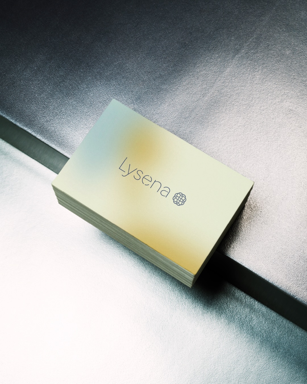 Proyecto de Branding & Web para Lysena
Biotecnología aplicada que trabaja con packaging activo y biosensores capaces de monitorear condiciones en tiempo real.
A partir de esto, construimos una identidad donde la materialidad es clave: texturas suaves, formas orgánicas y una paleta que representa transiciones y etapas.
Un sistema visual que equilibra lo científico con lo sensorial.
🫧