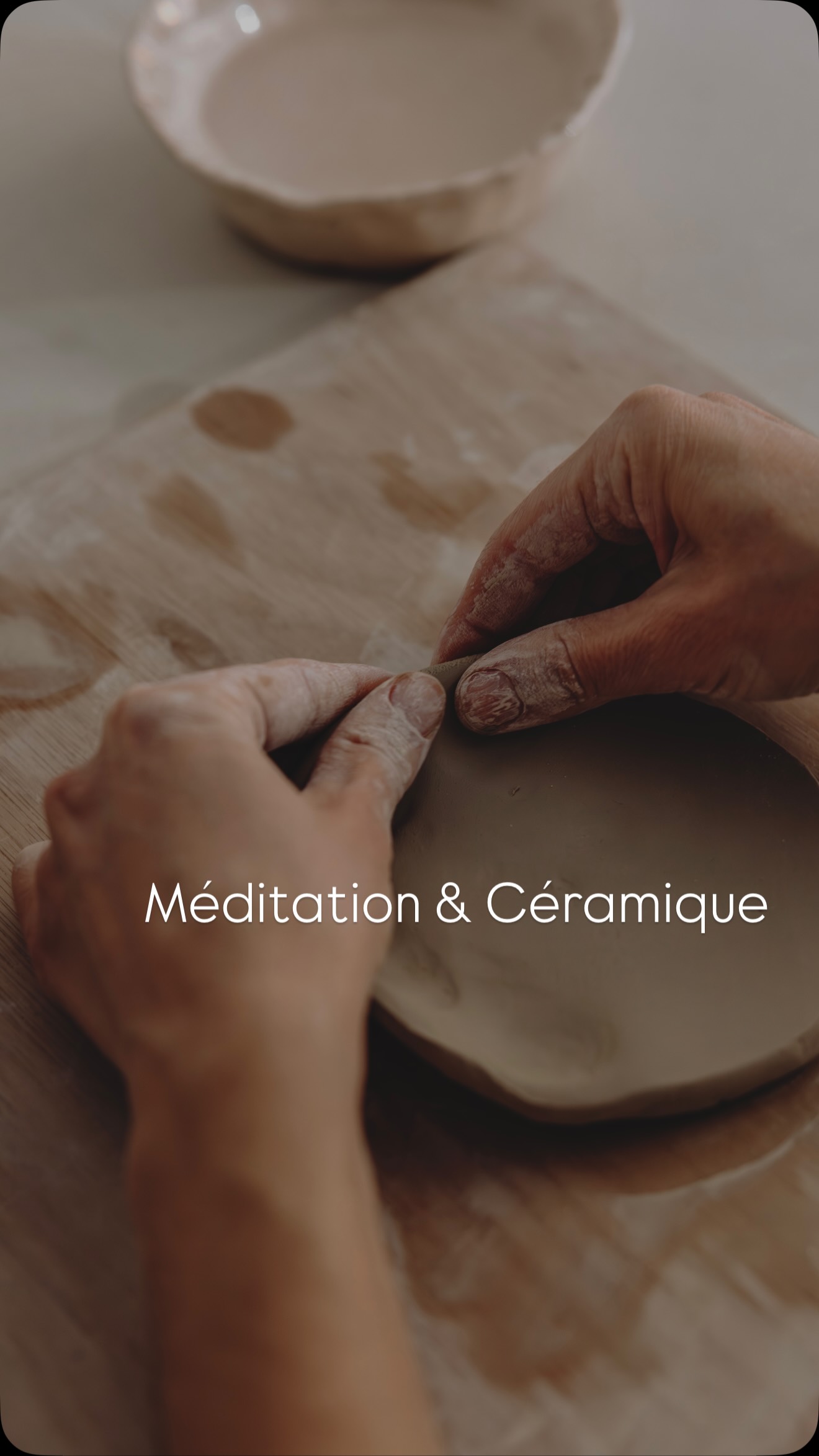Le cours de méditation & céramique est une expérience douce et introspective, pensée comme un moment pour ralentir et se reconnecter à soi.
Nous commençons par un tour de table, pour faire connaissance et créer une atmosphère bienveillante.
Puis, nous entrons dans une courte méditation guidée, afin de poser l’esprit et se recentrer.
Ensuite, chacun tire une carte métaphorique, qui va servir de point de départ à la création.
Nous passons alors au modelage intuitif.
Vous disposez de 500 grammes de terre pour créer un objet du quotidien : une tasse, une assiette, une palette… ou toute autre forme qui vous inspire.
Je vous accompagne tout au long du processus, avec des techniques de poterie simples et adaptées, tout en respectant votre rythme et votre expression personnelle.
En fin de séance, nous fixons ensemble le rendez-vous pour la deuxième étape : la peinture et l’émaillage.
Vous repartez avec une création en cours… et surtout avec un esprit plus calme, apaisé et recentré.