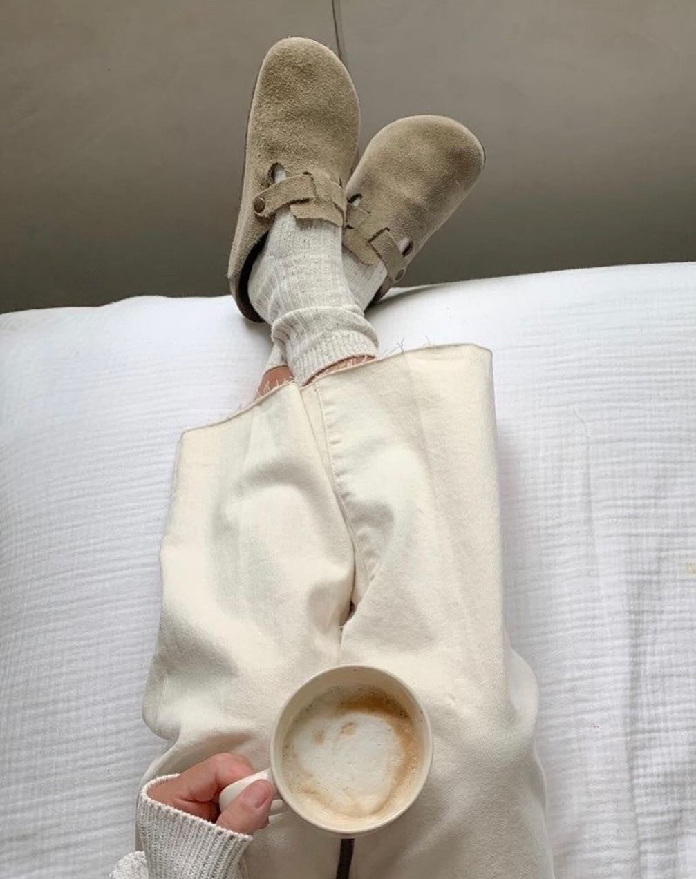 Happy Thursday guys 💫
Here, the sun shines ☀️
Still fresh but spring is on his way…..😛
And the new collection too ;)
Soon on the e-shop.
#liajoy #slowfashion #fiber #fiberart #artisan