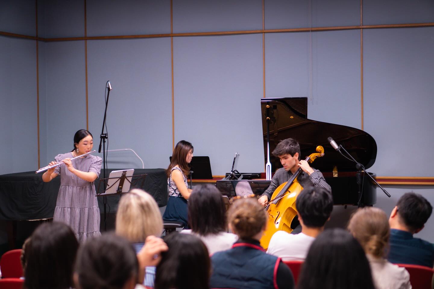 What a perfect way to debut The Waterlily Musicians, a rotating roster of Brisbane’s up and coming classical musicians - with a sold-out recital at the @4mbsclassicfm Performance Studio! Thank you so much to all the audience members who came to spend their Saturday afternoon with us. ✨
Brava to @michael.d.gibson7 and @do.re.mia_piano for pulling off such mammoth program! It really was such a pleasure putting together this concert with these guys. 👏
Another massive thank you to my family for taking of front of house, box office and my husband Carlin for being the creative director of these programs, photographer and audio & video engineer. 🙏
It was so much fun presenting Tales of Tonality and we look forward to performing for you again very soon! 🎶
📸@minim.pictures
#brisbanemusicians #brisbaneflautist #brisbanelivemusic #brisbanetrio #brisbanechambermusic