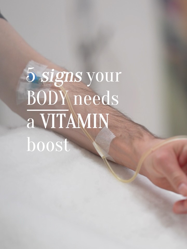 English in Post, German below ⬇️
Hier sind fünf häufige Anzeichen dafür, dass Ihr Körper möglicherweise einen Nährstoffschub benötigt:
1. Anhaltende Müdigkeit und Energielosigkeit
Wenn Sie acht Stunden schlafen, sich aber trotzdem fühlen, als würden Sie sich durch den Tag schleppen, könnte es sein, dass Ihnen Eisen oder Vitamin B12 fehlt.
2. Sprödes Haar und brüchige Nägel
Splittern Ihre Nägel ständig oder wird Ihr Haar plötzlich dünner? Das ist oft ein Zeichen für einen Mangel an Biotin (B7).
3. „Hühnerhaut“ oder trockene Stellen
Diese winzigen, schmerzlosen roten oder weißen Unebenheiten auf der Rückseite Ihrer Arme (Keratosis pilaris) können manchmal mit einem Mangel an Vitamin A oder Vitamin C zusammenhängen.
4. Zahnfleischbluten oder Mundgeschwüre
Wenn Ihr Zahnfleisch beim Zähneputzen blutet –
selbst mit einer weichen Zahnbürste –, ist das oft ein Zeichen für einen Vitamin-C-Mangel.
5. Muskelkrämpfe und „Kribbeln“
Häufige Wadenkrämpfe oder ein Kribbeln in Händen und Füßen sind klassische Anzeichen für ein Ungleichgewicht bei Elektrolyten oder Vitaminen. Möglicherweise haben Sie einen Mangel an Magnesium, Kalzium oder Kalium.
⬇️⬇️⬇️
Auch wenn Nahrungsergänzungsmittel hilfreich sein können, ist es immer ratsam, vor Beginn einer hochdosierten Einnahme einen kurzen Bluttest beim Arzt durchführen zu lassen.