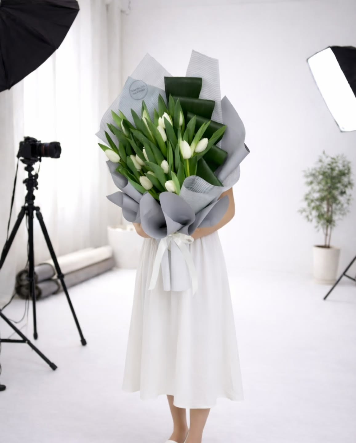“Bazen en güçlü etkiyi, en sade olan bırakır…
Beyaz lalelerin o sessiz ama derin zarafeti, abartıya ihtiyaç duymadan kendini anlatır.
Her bir dalında sadelik, her detayında incelik saklı…
Minimal tasarımın verdiği huzur ve şıklık, bu buketi sadece bir çiçek değil, bir his haline getiriyor.
Özel anlar için, sade ama unutulmaz bir dokunuş arayanlara… 🤍🌿
Çünkü bazı duygular, en güzel beyazla anlatılır.”
#beyazlale #lalebuketi #beyazçiçekler #minimalçiçek #şıkbuket