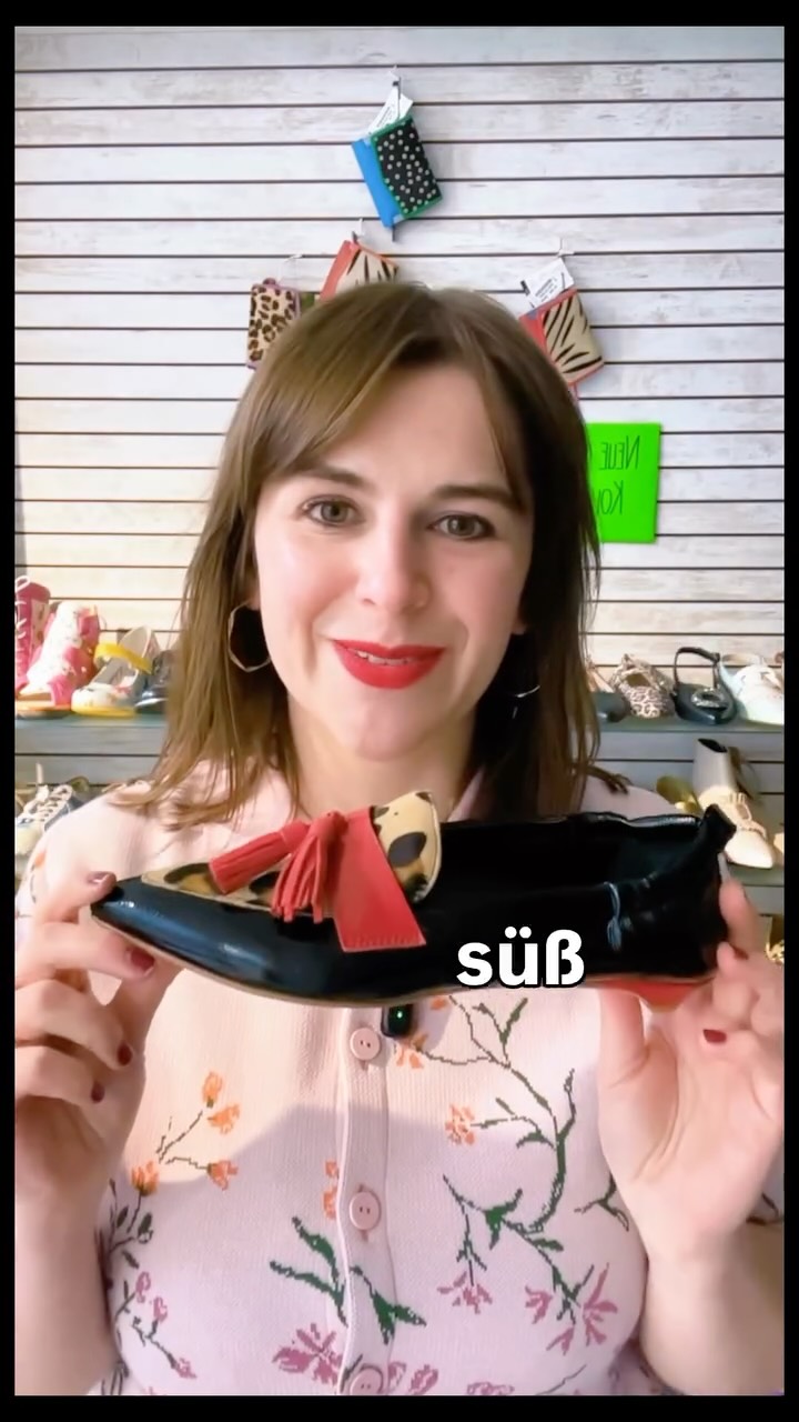 Ein schwarzer Schuh? Bei uns?
Bei uns! :)
Er ist einfach wunderschön,und sorgt mit seinen zeitlosen neutraltönen für Spaß am Fuß.
#geigerschuheundtextil #nachhaltig #mode #schuhe #buylocal buylessbuybetter.