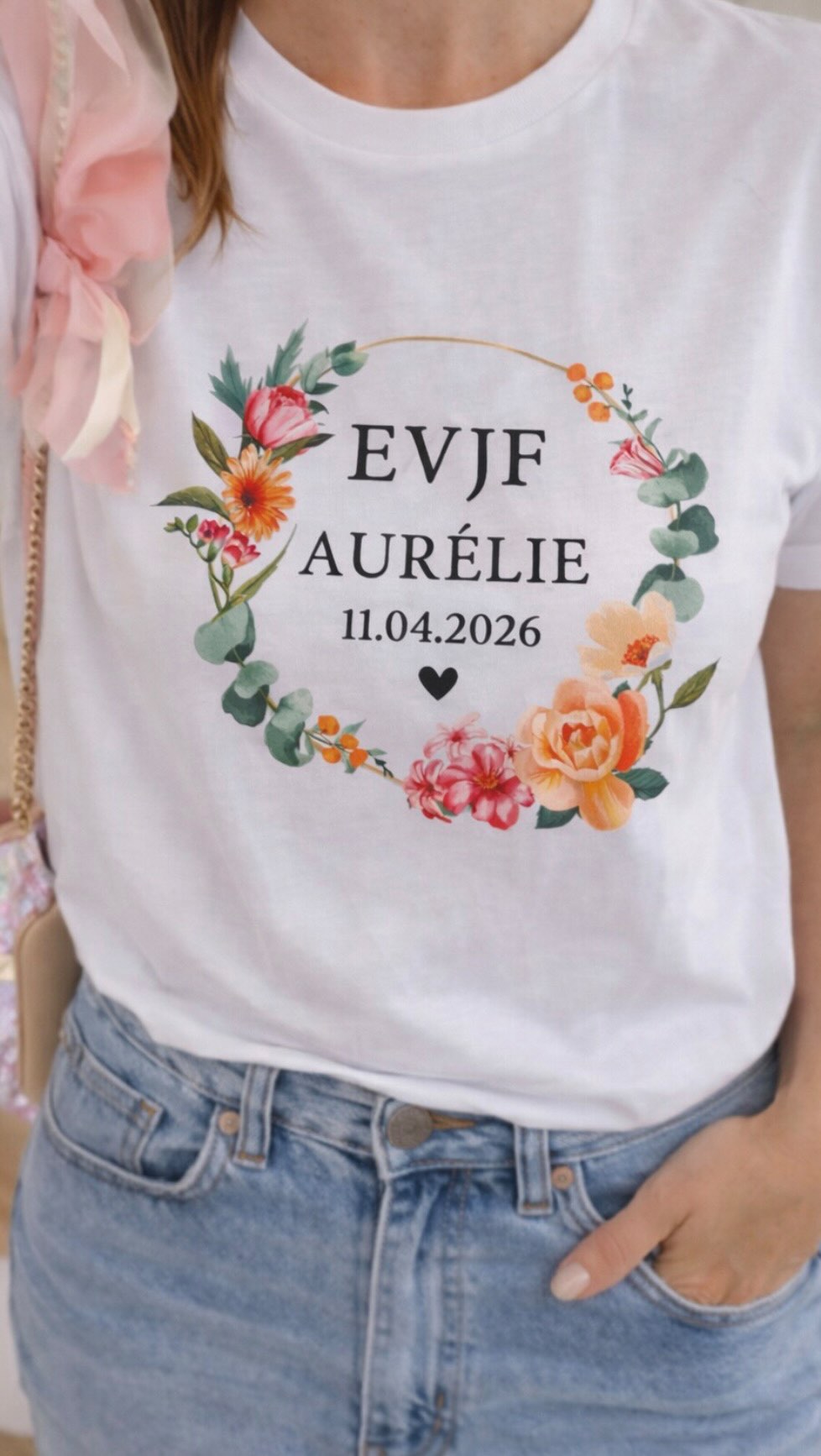 Une même journée…
deux ateliers… 😅
Entre les impressions, le flocage et la préparation des commandes,
les journées ne se ressemblent jamais ici ✨
Mais une chose reste la même :
👉 chaque création est faite avec soin
Parce que derrière chaque t-shirt personnalisé,
il y a un moment à célébrer 💛
EVJF, cadeaux, événements…
on s’adapte à vos projets, même les plus chargés 👀
⸻
💬 Dis-moi :
Tu imaginais tout ça derrière un t-shirt personnalisé ?
⸻
📍 Narbonne
📦 Envoi partout en France
👚 Flocage t-shirts & objets personnalisés
🧢 Casquettes • mugs • sacs
👰 EVJF • EVG • événements
✨ Boutique d’Esmée
#flocage
#evjf2026
#entrepreneuse
#mariage2026
#bride