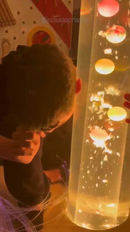 Experiência do Daniel na Sala Snoezelen da APPC Leiria! Ele amou e interagiu bastante! A Sala Snoezelen é uma ferramenta terapêutica potente que estimula a comunicação, a autonomia e a organização sensorial de forma lúdica e acolhedora. Partilhando um pouco do progresso do Daniel. Um orgulho ver o resultado do trabalho feito em conjunto com o @mikas73 e @daniela.coutinhoo o. Obrigada pela dedicação da APPC Leiria! #snoezelen #inclusão