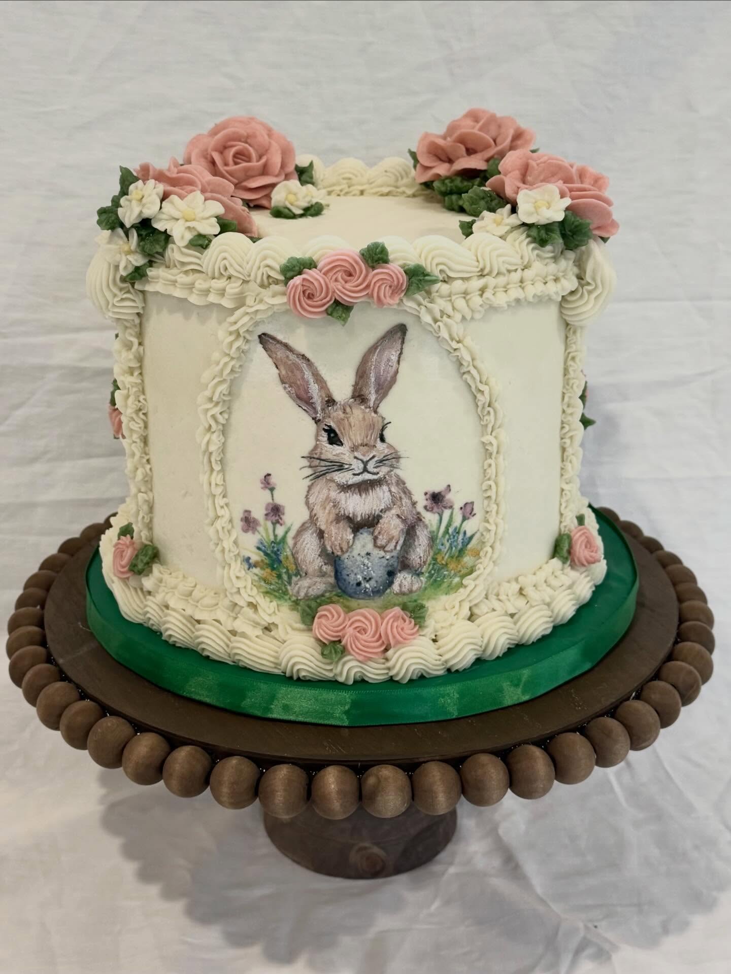 Loved getting to hand paint this vintage inspired Easter bunny cake. Cake insides: garden carrot 🥕
#eastercake #vintageeastercake #bunnycake