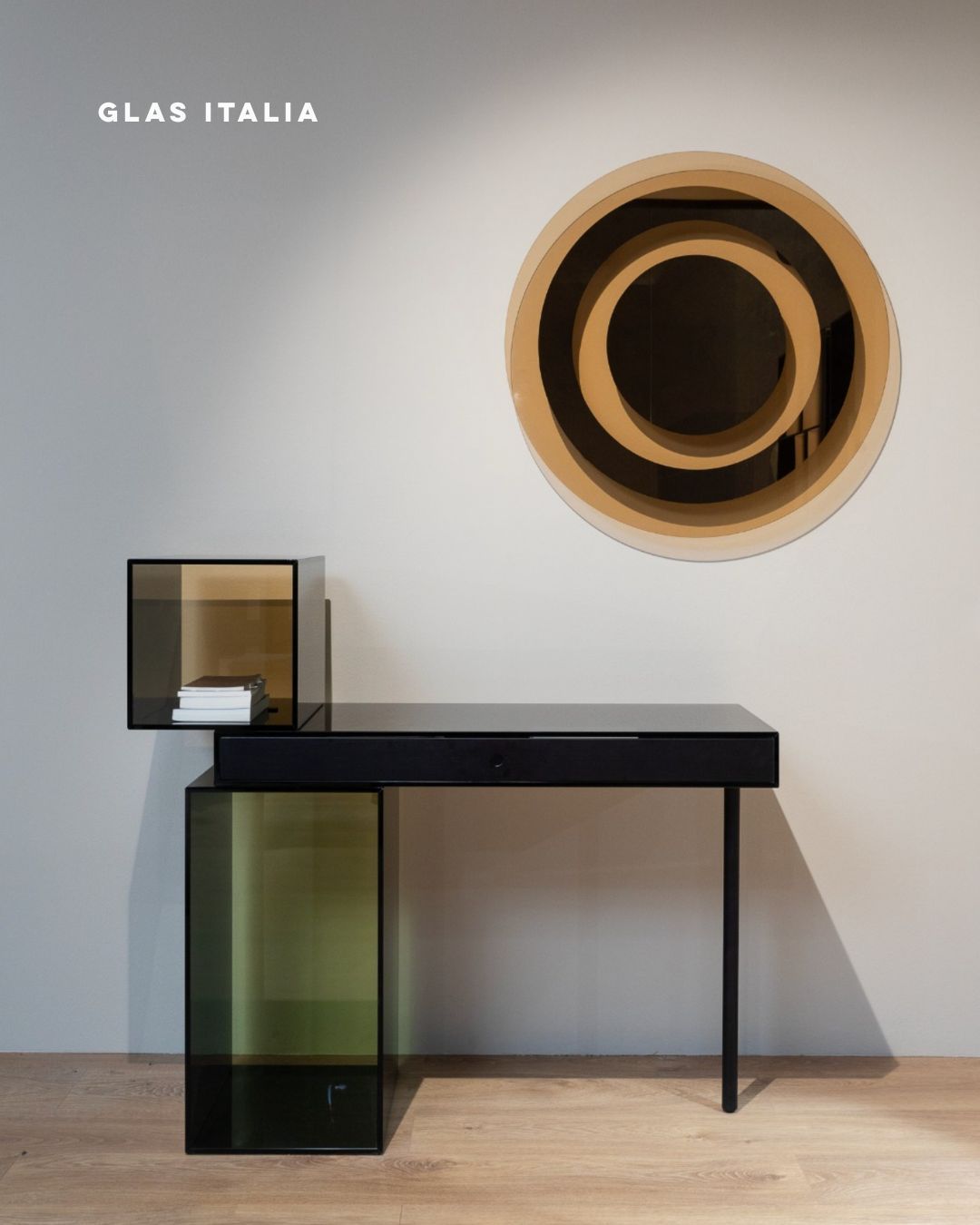 @glasitalia
A arquitetura transparente de Piero Lissoni.
A secretária Ratio é um exercício de composição pura. Piero Lissoni desenhou esta peça como se fosse um edifício modernista em miniatura, onde o equilíbrio entre volumes é a chave. Feita a partir de caixas de vidro fumado temperado de 10mm, a estrutura desafia o olhar ao criar uma sensação de leveza e solidez simultânea.
O destaque vai para a colagem a 45 graus dos elementos de vidro, unida por perfis metálicos mínimos, que demonstra um rigor técnico absoluto. O contraste surge com a introdução de uma perna cilíndrica em freixo negro maciço, que "aterra" a composição e oferece o suporte necessário, evitando a monotonia do material único.
É uma peça que resolve a necessidade de um espaço de trabalho em ambientes domésticos sem pesar visualmente. Ideal para quem procura um escritório que se integre na sala de estar como uma escultura funcional, e não apenas como mobiliário utilitário.
ENG
The transparent architecture of Piero Lissoni.
The Ratio desk is an exercise in pure composition. Piero Lissoni designed this piece as if it were a miniature modernist building, where the balance between volumes is key. Made from 10mm tempered smoked glass boxes, the structure challenges the eye by creating a sense of simultaneous lightness and solidity.
The highlight is the 45-degree bonding of the glass elements, joined by minimal metal profiles, demonstrating absolute technical rigor. The contrast arises with the introduction of a solid black ash cylindrical leg, which "grounds" the composition and offers necessary support, avoiding the monotony of a single material.
It is a piece that solves the need for a workspace in domestic environments without adding visual weight. Ideal for those looking for a home office that integrates into the living room as a functional sculpture, rather than just utilitarian furniture.
Design by: @pierolissoni
Would you like more information?
Send us a private message or visit design-minder.com
#DesignMinder #GlasItalia #GlassDesign #ContemporaryDesign #ItalianDesign #DesignInspiration #TimelessDesign #GlassDesk #PieroLissoni #MinimalistFurniture #HomeOfficeDesign