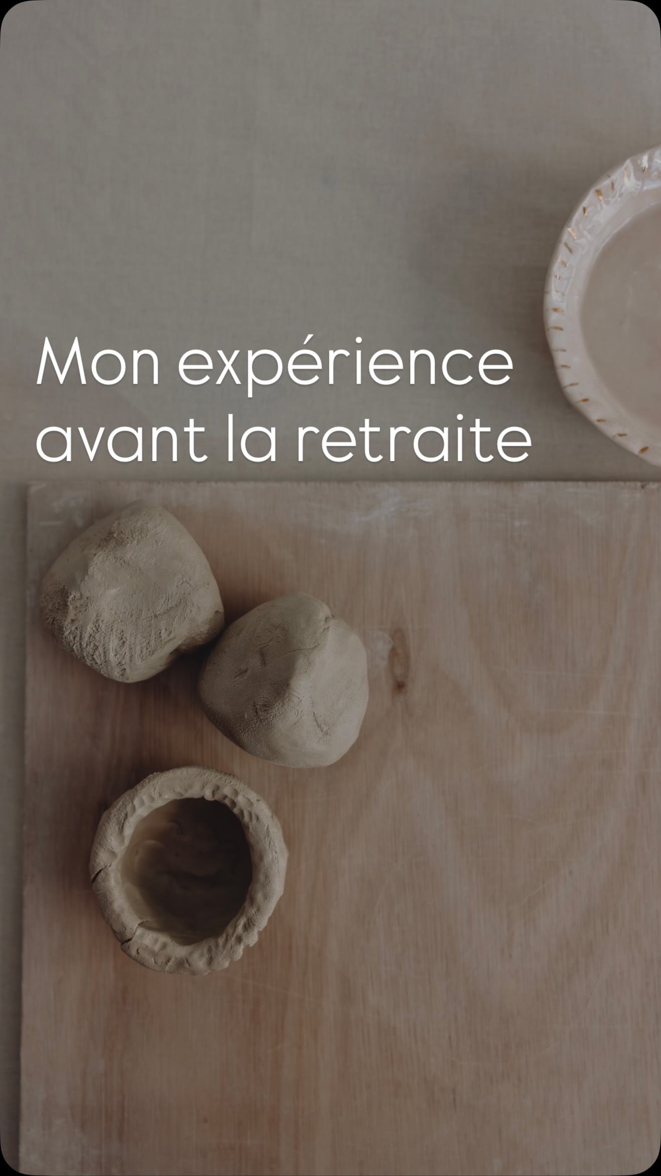 Ces dernières années, j’ai été souvent invitée par différentes personnes — des organisatrices de voyages, des professeurs de yoga, des guides — qui voulaient créer leur propre retraite.
On passait des heures, parfois des jours entiers, à imaginer, construire, organiser…
Et finalement, ces retraites n’ont jamais eu lieu.
Pourquoi ?
Parce qu’il n’y avait pas assez de participants.
Et puis, j’ai lancé la mienne.
En 24 heures, la retraite était complète.
J’ai attendu une semaine pour recevoir les acomptes… et tout était confirmé.
J’ai reçu énormément de messages.
C’était un vrai succès.
Souvent, on entend que les gens n’ont pas le budget.
Mais honnêtement, ma retraite était vraiment accessible pour tout ce qu’elle proposait.
Et je sais déjà que je ne pourrai pas la refaire à ce prix-là.
Les participantes de cette première édition ont eu beaucoup de chance.
Même la propriétaire du lieu m’a dit que c’était la retraite la moins chère organisée chez elle.
Et pourtant, mon travail ne s’arrête pas à quelques jours sur place.
Contrairement à certaines retraites, où l’expérience se termine à la fin du séjour…
Moi, je continue :
le séchage, le ponçage, les cuissons, l’émaillage…
C’est un travail qui dure des semaines après.
Alors aujourd’hui, je suis profondément reconnaissante.
Reconnaissante envers celles qui ont compris la valeur de cette retraite.
Celles qui ont fait confiance, qui ont ressenti, qui ont dit oui.
Parce qu’au final, ce ne sont pas juste des “participants”.
Ce sont des personnes qui ont vraiment vu ce que j’avais à offrir.