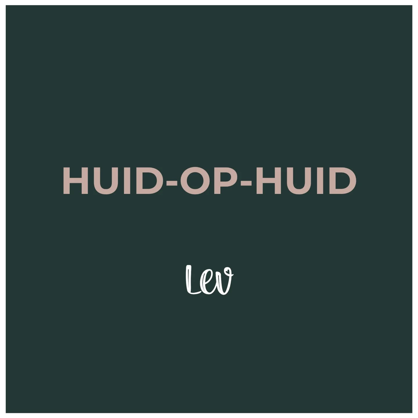 HUID-OP-HUID CONTACT 🤱🏻
Wist je dat een baby het lichaam van zijn/haar moeder direct na de geboorte herkent aan geur, hartslag en warmte? 🤍
Huid-op-huidcontact is niet alleen fijn, het heeft ook bewezen voordelen voor jullie allebei!
Wist je dat...
🌱 Baby’s die direct huid-op-huid liggen vaak een stabielere hartslag en ademhaling hebben?
🌱 Huid-op-huid contact helpt de lichaamstemperatuur en bloedsuikerspiegel beter op peil te houden? Als je kindje een te lage temperatuur heeft is huid-op-huid contact dé manier om zijn/haar temperatuur te laten stijgen!
🌱 Huid-op-huid contact de aanmaak van oxytocine stimuleert? Oxytocine noemen we ook wel het “liefdeshormoon”, dat helpt bij hechting, ontspanning én borstvoeding. Huid-op-huid contact verlaagt het stresslevel bij zowel moeder als kind.
🌱 Onderzoek laat zien dat baby’s vaak minder huilen en zich veiliger voelen wanneer ze dicht bij hun ouder zijn? Jouw geur, hartslag en warmte geven kindjes de geborgenheid waar ze vaak naar op zoek zijn als ze huilen.
Door je baby veel huid-op-huid te knuffelen leer je hem of haar het snelste kennen, en zul je dus ook beter kunnen inspelen op de behoeftes van je baby. 👶🏻
Gelukkig kennen veel mensen inmiddels de waarde van huid-op-huid contact direct na de bevalling, bij mama én bij papa! 💕 Maar wist je dat huid-op-huid contact bewezen voordelen heeft in de eerste 2 levensjaren van je kindje? Het schiet er makkelijk bij in, zeker als na je kraamweek het 'normale leven' steeds meer op gang komt. Onze tip: plan er bewust tijd voor in! Bijvoorbeeld na een badje of douche.
#huidophuid #baby #kraamtijd #verloskundigen #zwangerschap