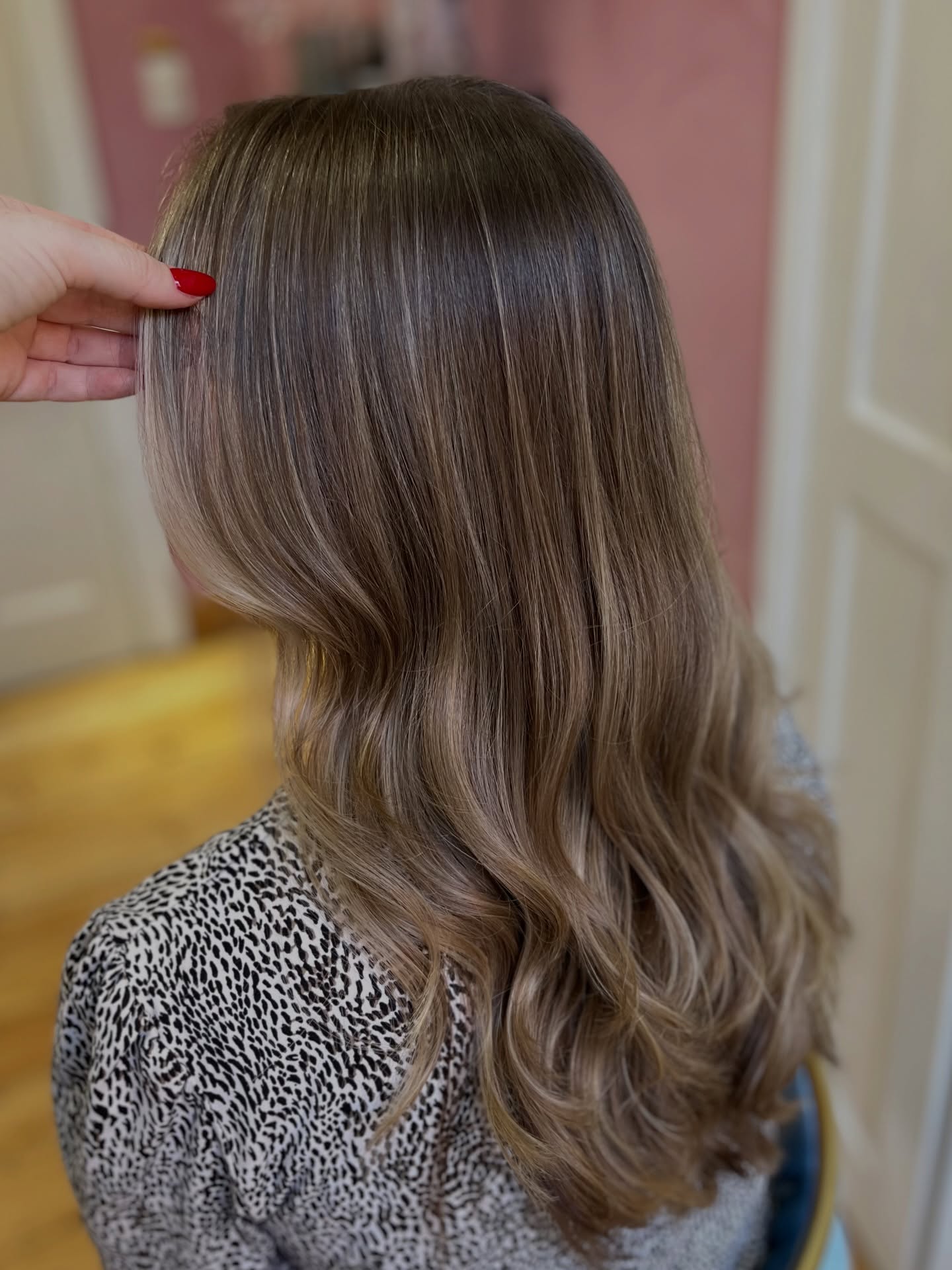 Just finished this colour 10 mins ago and had to post coz I’m obsessed ✨
Blended balayages are my absolute FAVE. The whole idea is that you get maximum brightness, with minimum maintenance 🤌🏼👅
Bookings at the link in my bio 🫵🏼
Created this dream with @mukhaircaresa + @matrix, swipe for the before ➡️➡️➡️
#balayage #durbansalon #durbanhairstylist #hairdresser #balayagespecialist