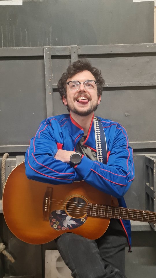 Torna il nostro appuntamento con i musicisti dietro ad Open Bar!
Oggi incontriamo @fede.parolo, in Mangrovia da tempo come personaggio poliedrico: attore, musicista, compositore, regista (ve lo ricordate Mind The Gap, vero?)
Chissà in Open Bar in che vesti lo vedrete.. mi sa che vi tocca prendere i biglietti per scoprirlo, link in bio!
Vi aspettiamo al @teatropime, 18 e 19 aprile!
#teatro #musicaltheatre #musical #spettacolo #lamangrovia