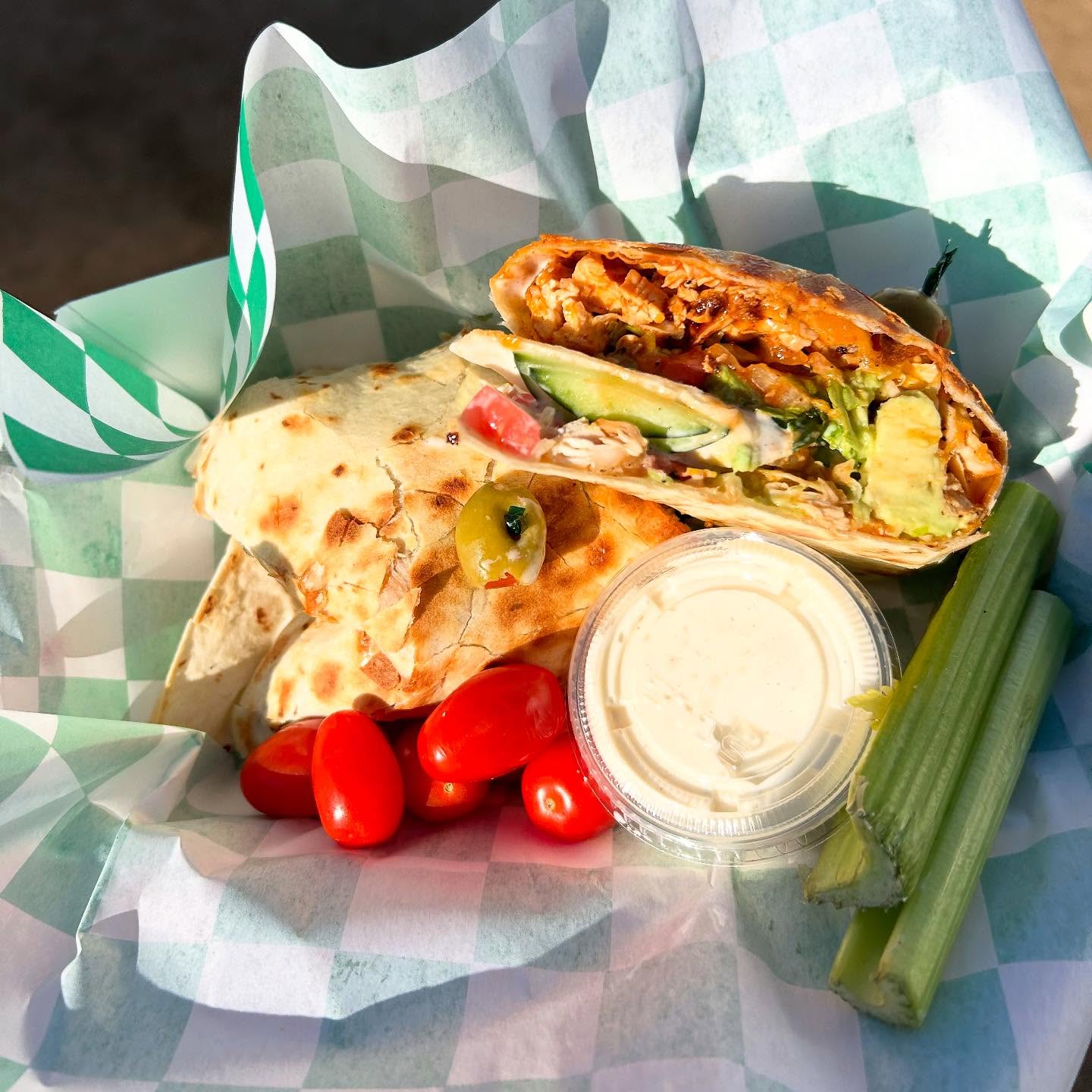 📣GAME DAY!🏈
🔥Our Buffalo Chicken Wrap is a fan favorite!😋
📍@crossovertexas @thefieldhousetexas
#summerblends #summerblendscafe #buffalo #chicken #wrap #fan #favorite #gameday #yum #delicious #thefieldhouse #thecrossover #supportlocal