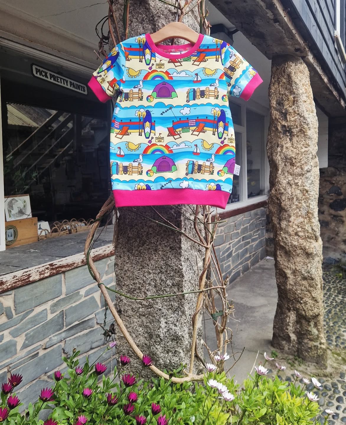 Another custom make t-shirt this week, beach fabric paired with bright pink ribbing to make the blue pop!
#beach
#cornwall
#stives
#easter