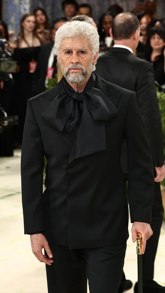 @badbunnypr SE ENVEJECE ’53 AÑOS’ PARA SU LOOK DE ANCIANO EN MET GALA 2026 👴