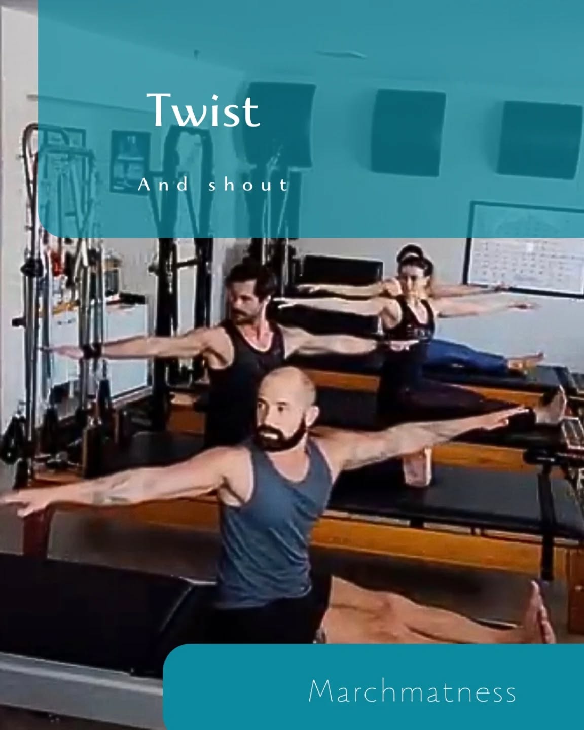 As rotações e a dificuldade de crescer, né?
Os melhores Twist são na Short Box. A mãos para cima deixam mais fácil perceber que precisamos crescer, que é para alto antes de mais nada e ainda acontece sem a distração dos braços abertos. Tanto no Reformer quanto no Barril o que mais facilita de fato é a posição das pernas dobradas que alivia muito a tensão.
Vale fazer sentado no Spine ou Small, vale fazer sentado no High Mat com os pés no chão, vale tudo, porque a luta para manter a coluna reta sem cair pra trás, a luta para manter o peito aberto, a luta para não aumentar a cifose, a luta para rodar com o pescoço alinhado é grande, minha gente. É muito grande.
Um espelho pode ajudar, porque uma coisa é o professor falar outra é vc se ver. Quem nunca pensou, esse professor é doido, o que tanto ele me ajeita??? A nossa percepção nos trai e um espelho pode ajudar nesse sentido. No sentido de provar que nós, professores, podemos até ter TOC, mas doidos não somos!!!! Rs.
#tbt dessa aula linda, compartilhada com grandes pessoas, a convite do meu amigo @diegocastropilates e em companhia dos amigos @giacomopilates e @camilabragamineira . Foi uma delícia!!!!!