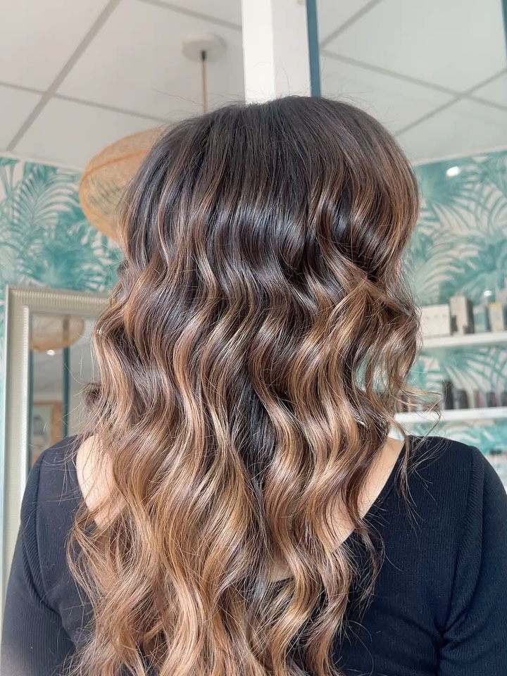 Le balayage naturel permet de réveiller les cheveux bruns tout en douceur, en apportant de la dimension, de la brillance et un effet soleil subtil.
Le résultat ? Une couleur lumineuse qui reste élégante et facile à vivre au quotidien.
Chez Green Concept, nous créons des balayages sur mesure pour respecter votre base naturelle et sublimer votre chevelure.
💇♀️ Envie d’apporter de la lumière à vos cheveux ?
Prenez rendez-vous avec nos expertes au salon à Combs-la-Ville.