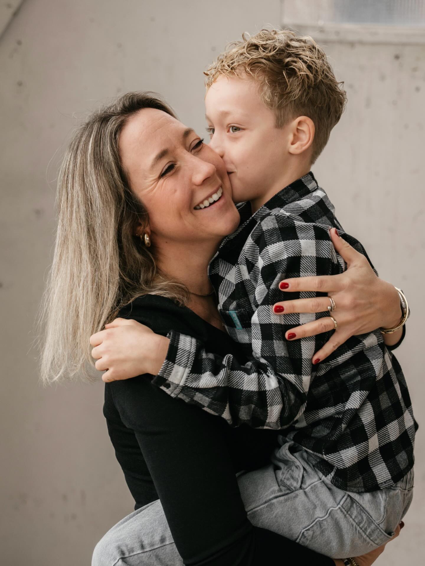Dubbel geluk! De kus en knuffel (die je niet zomaar meer iedere dag krijgt (ik spreek uit ervaring :)) én weer mooie foto’s! Wat wil je nog meer?
#fotoshoot #familiefotograaf #fotoshootettenleur #allesflits #gezinsfotograaf