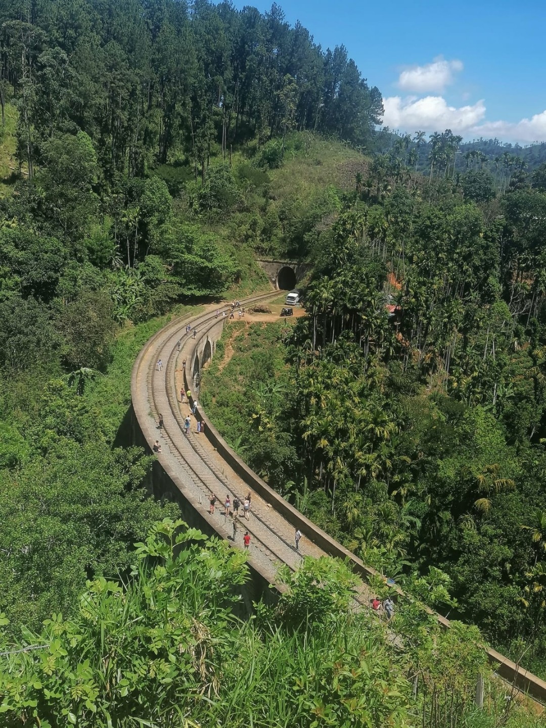 Île en forme de goutte au sud de l’Inde, le Sri Lanka mélange tout ce que j’aime dans un voyage : des plages encore sauvages, sans touristes, des plantations de thé à perte de vue, et des temples chargés d’histoire.
Mais ce que je retiens surtout… ce sont des sensations. C’est un pays à vivre et à ressentir, avec parfois le coeur bien accroché 😂
Les trains d’une autre époque par exemple, une vraie attraction à part entière, à ne surtout pas manquer ! Ils sont un peu brinquebalants, tu restes accroché aux portes ou aux fenêtres, le vent dans le visage, à travers des collines d’un vert presque irréel.
Ces réveils très tôt, un peu dans le flou, pour aller voir le soleil se lever sur des temples encore silencieux.
La présence d’animaux partout, oiseaux mais aussi singes et éléphants, parfois durement mis à contribution.
Et puis tout le reste : l’odeur des plats qui mijotent ( j’y ai extrèmement bien mangé !) les épices, la chaleur (et la sueur n’ayons pas peur des mots… 😉) qui te colle à la peau, le bruit constant de la vie autour.
Le Sri Lanka, ce n’est pas juste un pays que j’ai visité.
C’est un endroit que j’ai vraiment ressenti ! J'y retournerai avec plaisir pour m’y perdre à nouveau dans les années futures ☺️
Et toi, il est sur ta liste ? ✈️🌿
Si le Sri Lanka t'appelle et que tu veux découvrir le pays en mode sac-à-dos, pour vivre une aventure magique, contacte-moi et je te fais ton itinéraire sur-mesure !
#voyage #travelplanner #ctravel #surmesure #srilanka #itineraire #surmesure #train