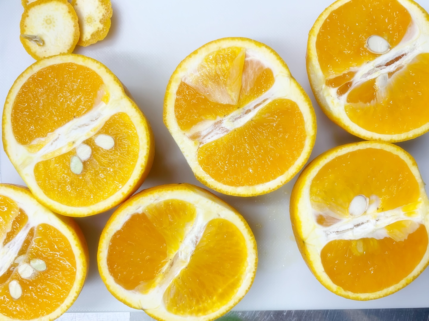 今が旬の、糸島産清美オレンジでオレンジピールを仕込んでいます。
たっぷりの甘い果汁でコトコト煮込み中。