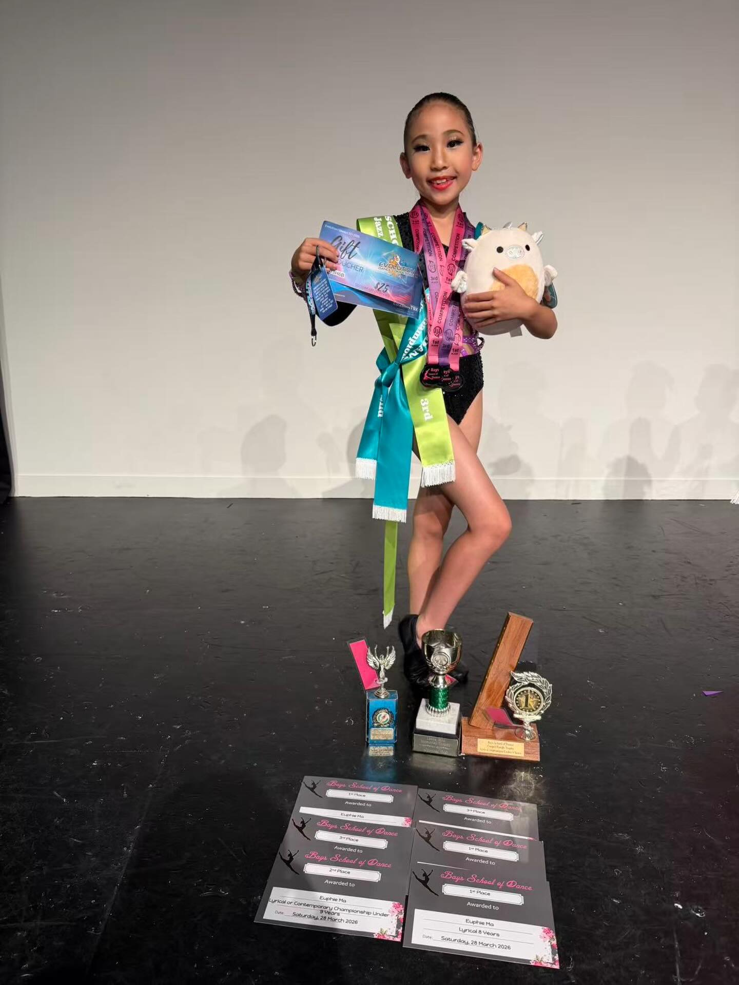 🌸 Euphie – Competition Highlights ✨
📍 Auckland · BAYS Contemporary Dance Competition
Euphie delivered a strong and consistent performance this time, achieving solid results across multiple categories while also showing clear progress in her improvisation and creative expression ✨
【Jazz】
🥇 Jazz Improvisation (Under 9) — 1st Place
🥉 Jazz Solo (8 Years) — 3rd Place
🥉 Jazz Championship — 3rd Place
【Lyrical / Contemporary】
🥇 Lyrical Contemporary Improvisation — 1st Place
🥇 Lyrical Contemporary (8 Years) — 1st Place
🥈 Lyrical Contemporary Championship — 2nd Place
✨ Also awarded a scholarship towards the Evolution Dance Competition registration fee
Proud to see her continued growth both technically and artistically 💫
#DanceCompetition #JazzDance #ContemporaryDance #YoungDancer #Progress