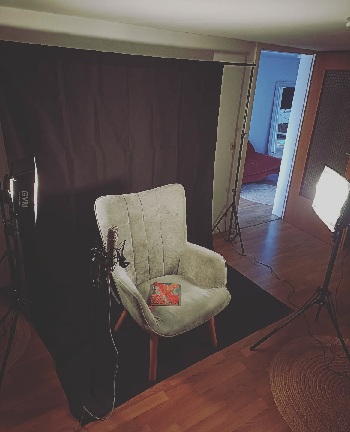 VIDEODREH
Nachdem gestern das letzte Coaching vor den Osterferien gelaufen ist, habe ich mein Gesangsstudio in ein kleines Video Setup verwandelt und...
Tadaaaaaaaa: heute den halben Nachmittag damit verbracht, ein paar Sequenzen für meinen neuen Song zu drehen.
Denn wie ich es bereits bei meinem Mauerwerk-Konzert öffentlich geahnt hatte, gab dieser besonderen Abend genug Stoff dafür, einen Song darüber zu schreiben.
Und er ist bereits fertig: fix und fertig gemixt und gemastert. Jetzt fehlt nur noch das Video dazu - und die Footage dafür habe ich gerade vorhin abgedreht.
Der Song wird STRONGER THAN BEFORE heißen und darf demnächst zu euch in die Welt hinaus.
Freut euch jetzt schon auf eine (wieder einmal) sehr emotionale Nummer darüber, Angst vor etwas zu haben - und es trotzdem zu tun ✨
Habt ein schönes Wochenende.
Liebe Grüße,
Michaela
#videography #videorecording #strongerthanbefore #michaelakuti #newsong