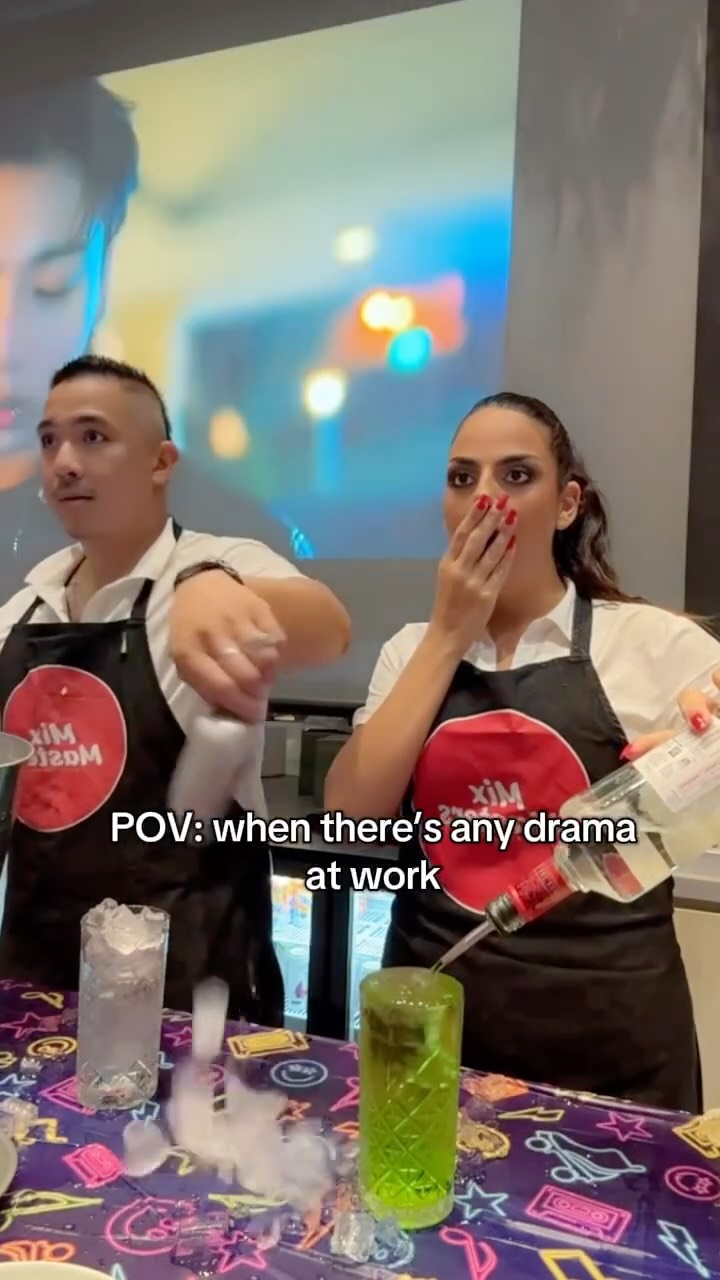 Pouring the drinks AND the tea ☕️🤪
•
•
•
#sydney #sydneyparties #bartending #barlife #barhumor #cocktails #party