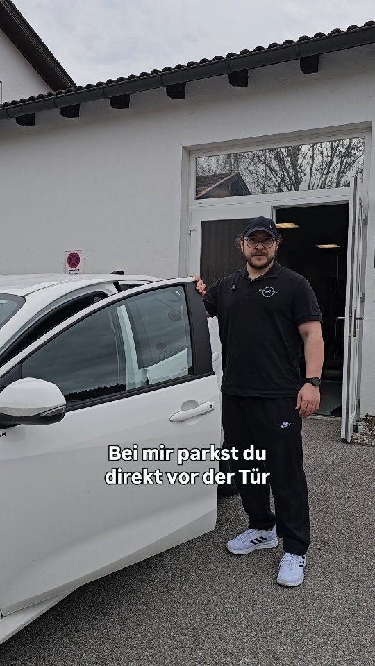 Wer einmal in einem privaten Studio trainiert hat, findet den Weg zurück ins normale Fitnessstudio kaum noch.
Kein Warten auf Geräte, kein Lärm, kein fremder Blick – das ganze Studio gehört für diese Stunde nur dir.
Dazu ein Trainer, der bei jeder Einheit dabei ist und genau weiß, wo du stehst und wo du hinwillst.
Das Training wird auf dich zugeschnitten, nicht auf eine Gruppe, nicht auf einen allgemeinen Plan.
Und weil das Leben nun mal nicht immer mitspielt – Kinder sind bei mir kein Problem. Soweit es geht, binden wir sie einfach mit ein, damit du nicht jedes Mal jonglieren musst bevor du überhaupt anfangen kannst.
Wenn dich das Reel neugierig gemacht hat und du wissen willst wie das bei mir konkret aussieht, schreib mir einfach – das erste Probetraining ist kostenfrei.