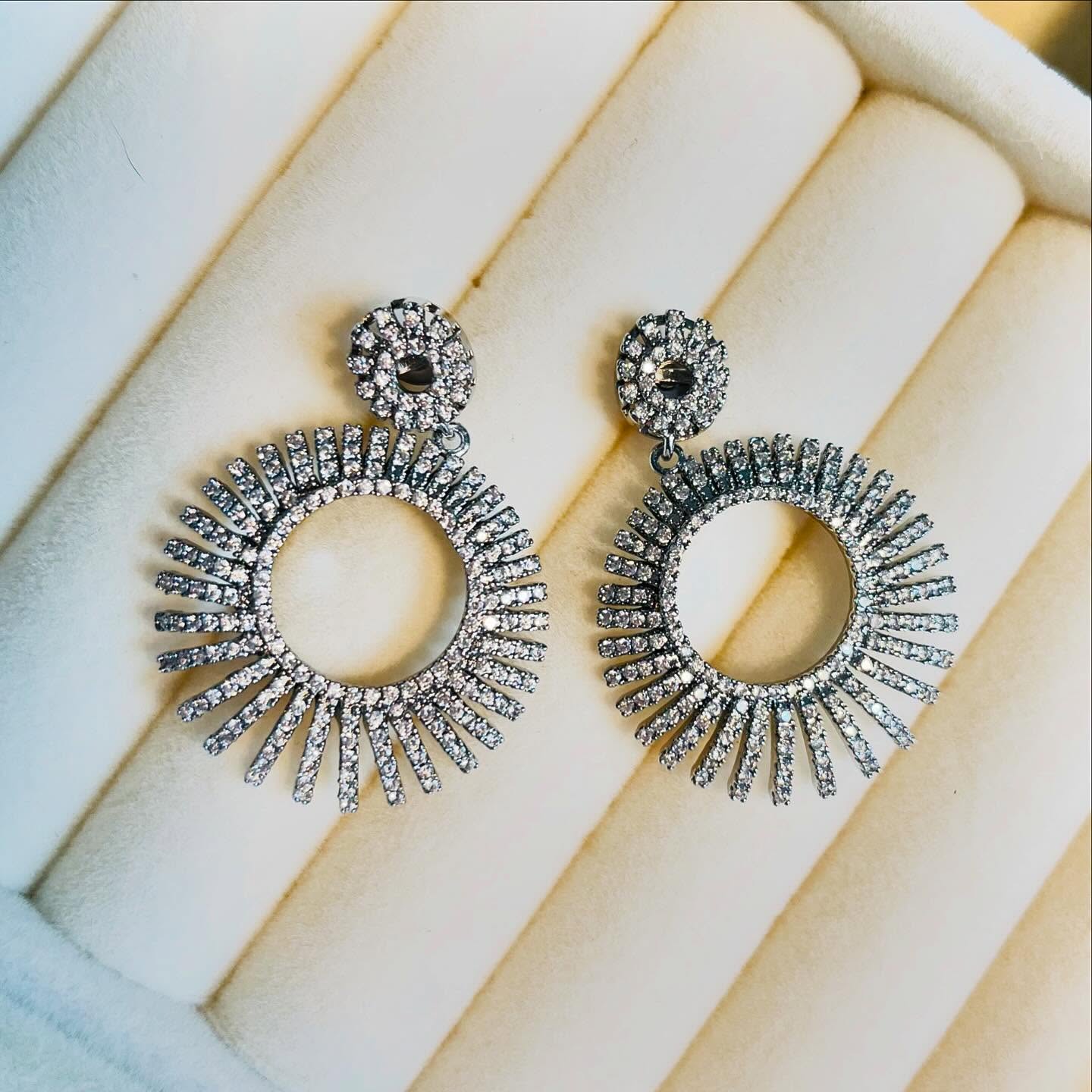 Make a statement ✨
@elliyanjewellery
#elliyanjewellery #bling #earrings #statement #crystal #earrings #earringsofinstagram #uk #jewellery #tarnishfreejewelry