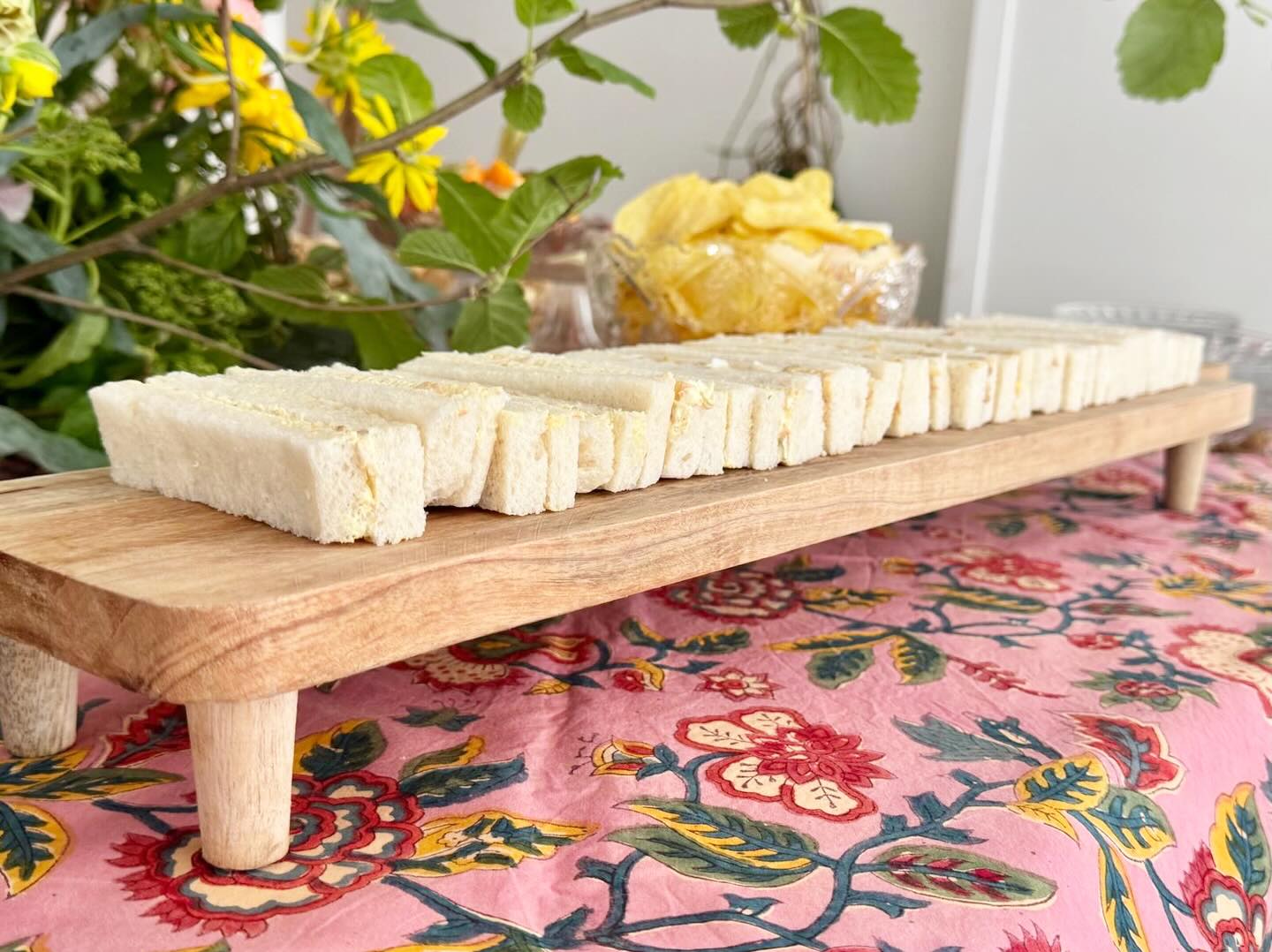 Cuando quieres celebrar pero disfrutarlo ✨
Muchas veces cuando organizamos el cumpleaños o fiesta familiar nos sobrecargamos de tareas que hacen que lleguemos a la celebración estresados y agotados… Es muy común asumir el control en la organización de una fiesta familiar pero esto hace que muchas veces no lo podamos disfrutar, coordinarlo todo, olvidos, compras de última hora, y preparar todo a contrarreloj antes de que lleguen los invitados…
Si quieres una fiesta cuidada, bonita, adaptada a tu estilo pero sin sobrecargarte de tareas somos tu mejor opción!!
Diseñamos cada evento a medida del cliente, sus necesidades y preferencias ✨
Llegamos, nos ocupamos de todo el montaje, ponerlo bonito, comida, bebidas… Y en cuanto termine recogemos todo y tú solo tendrás que centrarte en disfrutar el durante y descansar cuando termine🍷