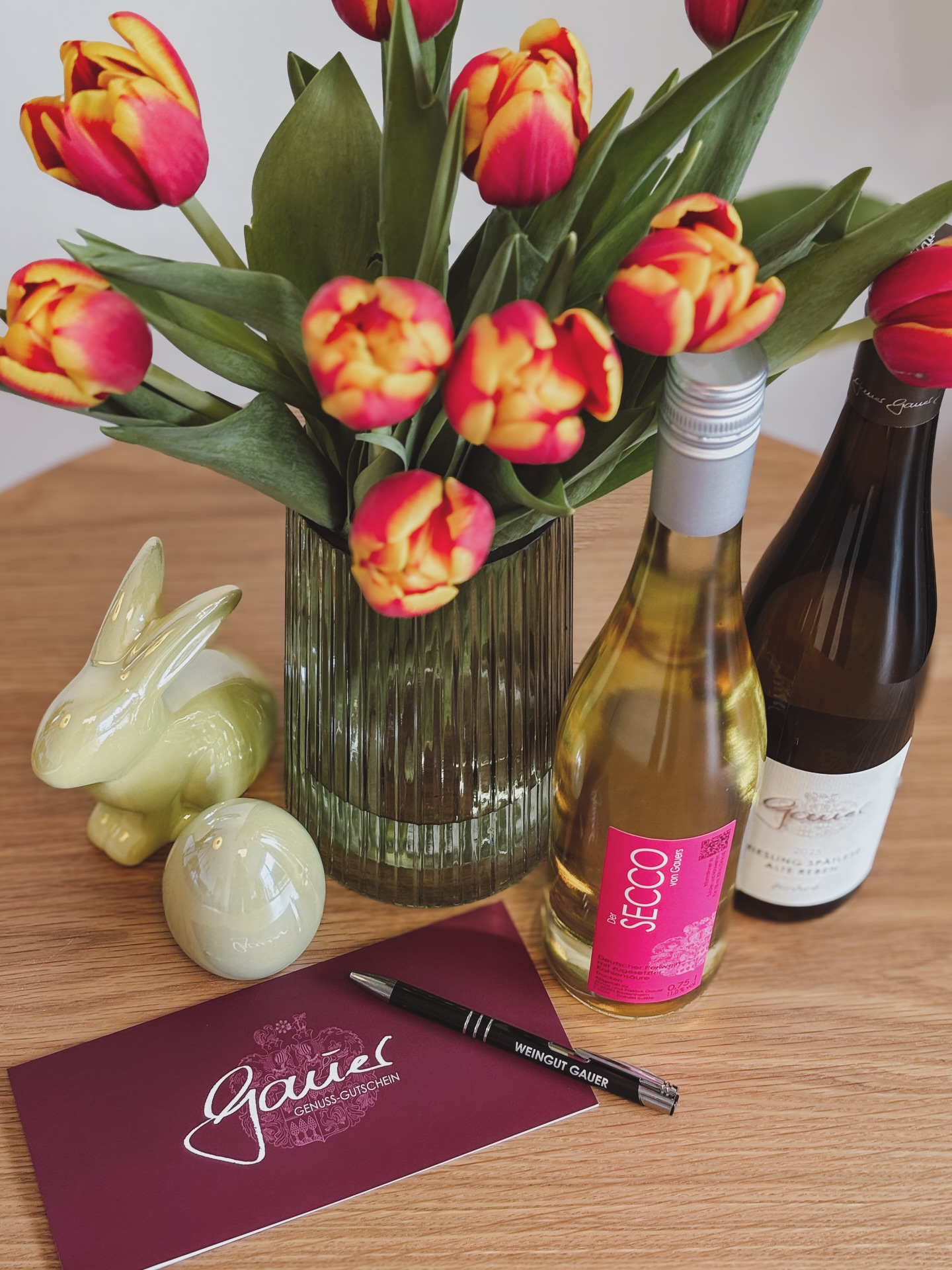 🐰 O S T E R N
Noch auf der Suche nach einem Geschenk fürs Osterkörbchen? 🧺
Wie wäre es mit einem unserer Genuss-Gutscheine? 🎁 Das ideale Geschenk für alle Weinliebhaber. ❤️
Dieser kann für den Weineinkauf oder bei einem Besuch im Potsdamer Hof eingelöst werden. 🍷🍽️
Passend dazu gibt es aktuell auch unsere Frühlingskiste (Nr. 91) mit folgenden Weinen 🍷
05 Sauvignon Blanc - trocken
08 »Spitzbub« Cuvée - feinherb
10 Weißer Burgunder - trocken
14 Blanc de Noir - trocken
22 Schwarzriesling Rosé - mild
50 Der Secco von Gauers - trocken
🛍️ Erhältlich bei uns vor Ort oder im Onlineshop unter www.weingut-gauer.de/shop 💻
_______________
#weingutgauer #bodenheim #rheinhessen #wein #ostern