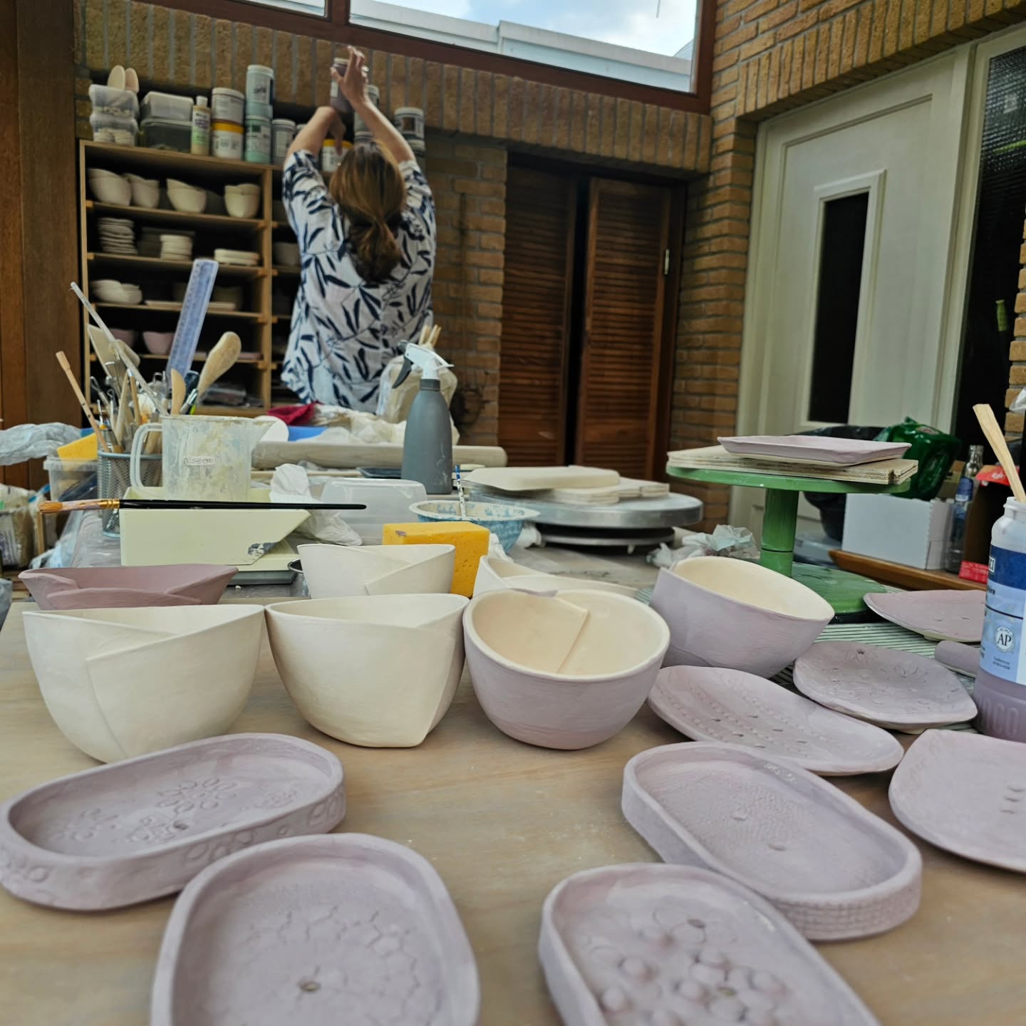 J’ai toujours eu cette fibre artistique…
Mais c’est en 2008, lors de mes premiers cours de poterie avec Betty Moerenhoudt à Jette, que tout a commencé.
Après une pause dans ma pratique, j’y suis revenue en 2022.
Chez moi.
À mon rythme.
J’ai ressenti le besoin d’être totalement libre dans ma création…
Alors j’ai fait un choix : celui d’investir pour devenir autonome.
Et petit à petit, ma véranda s’est transformée.
Aujourd’hui, c’est bien plus qu’un atelier.
C’est mon refuge.
Ma safe place.
L’endroit où je me sens pleinement alignée.
Là où je peux laisser ma créativité s’exprimer librement ✨