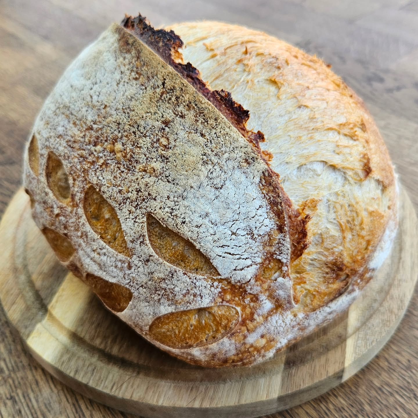No hacks. No shortcuts. No “6-minute scoring”.
Just good sourdough, consistent dough handling, and proper baking.
Because great bread isn’t fixed in the oven…
it’s built from the very beginning.
#bakedbythevarga #sourdough #artisanbread #only3ingredients #bakedwithlove❤️