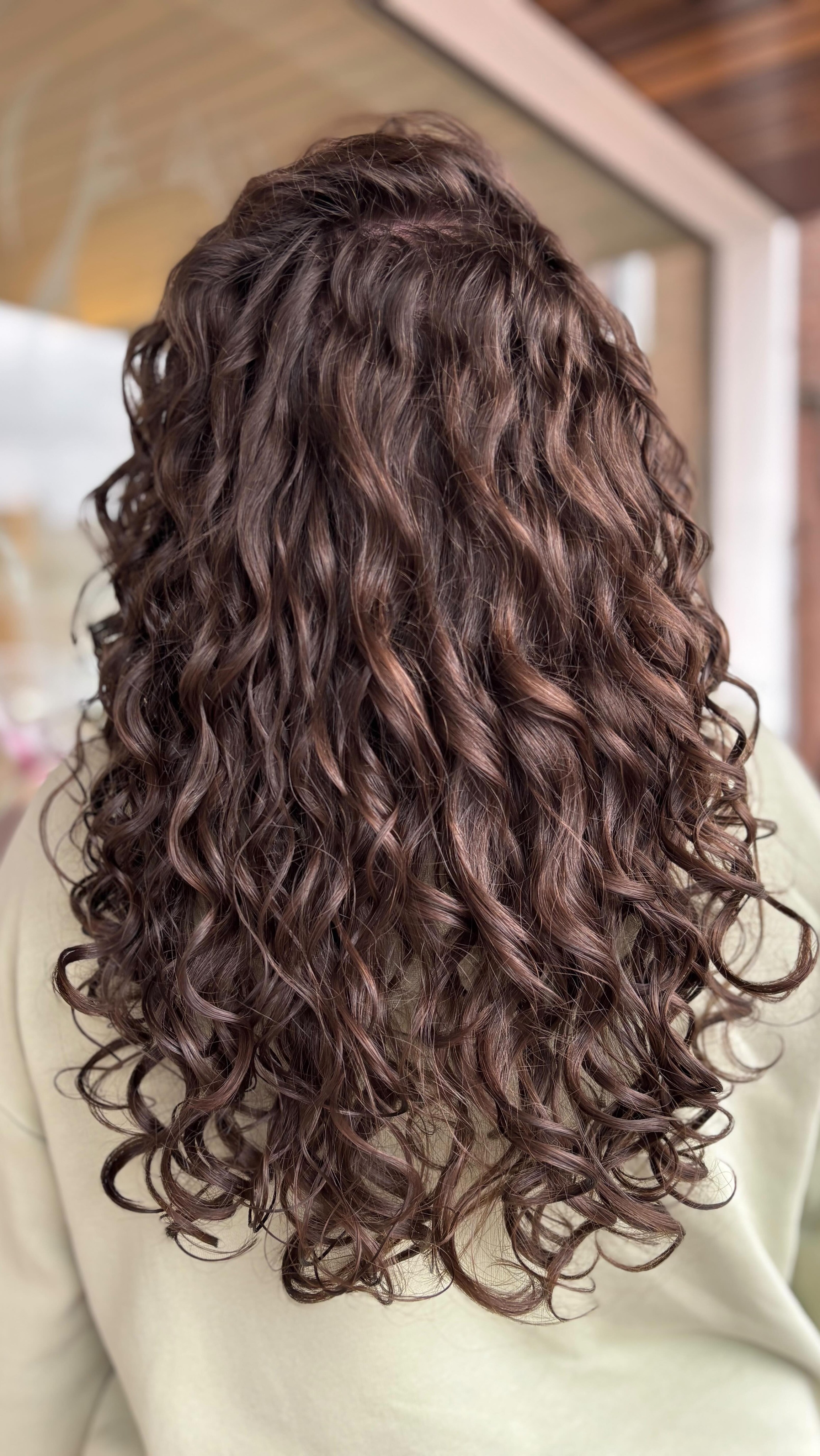 Before & After dry curly hair cut 💇🏻♀️
Fantastisch resultaat behaald met deze lange prachtige krullen😍. Voor de volume hebben we iets meer lengte en ronde vormen geknipt waardoor de krullen meer ruimte krijgen om te bewegen en veerkrachtig te worden.
Wist je dat wij krullen meestal droog knippen? Dit doen we omdat we dan het resultaat direct kunnen zien, iedere knip heeft een betekenis en dat zien we in nat haar niet of nauwelijks. Kom jij binnenkort langs? 🥰
#krullenkapper #drycurlycut #krullenknippen #krullenkapperzwijndrecht