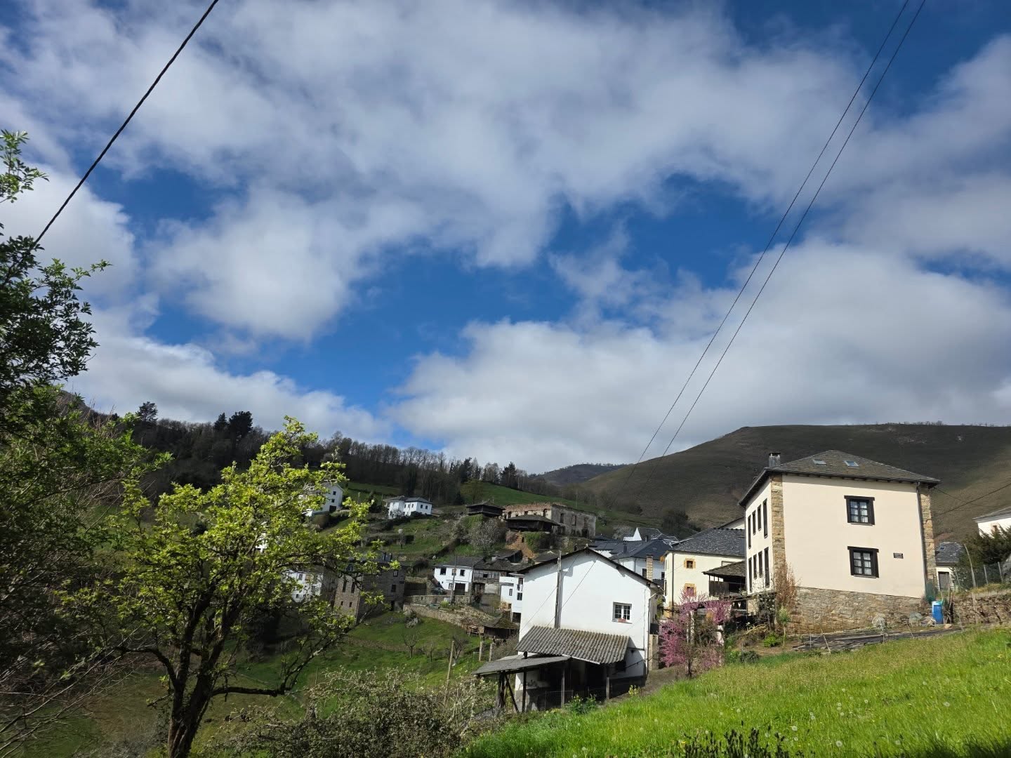 Comenzamos la semana santa con un precioso día soleado y con algunas nubes decorativas en el cielo de #Besullo.
Son casi las 12 y vamos a empezar nuestra #VisitaGuiada con grupos de #Madrid, #Coruña y #Salamanca.
Buenos días desde Bisuyu.