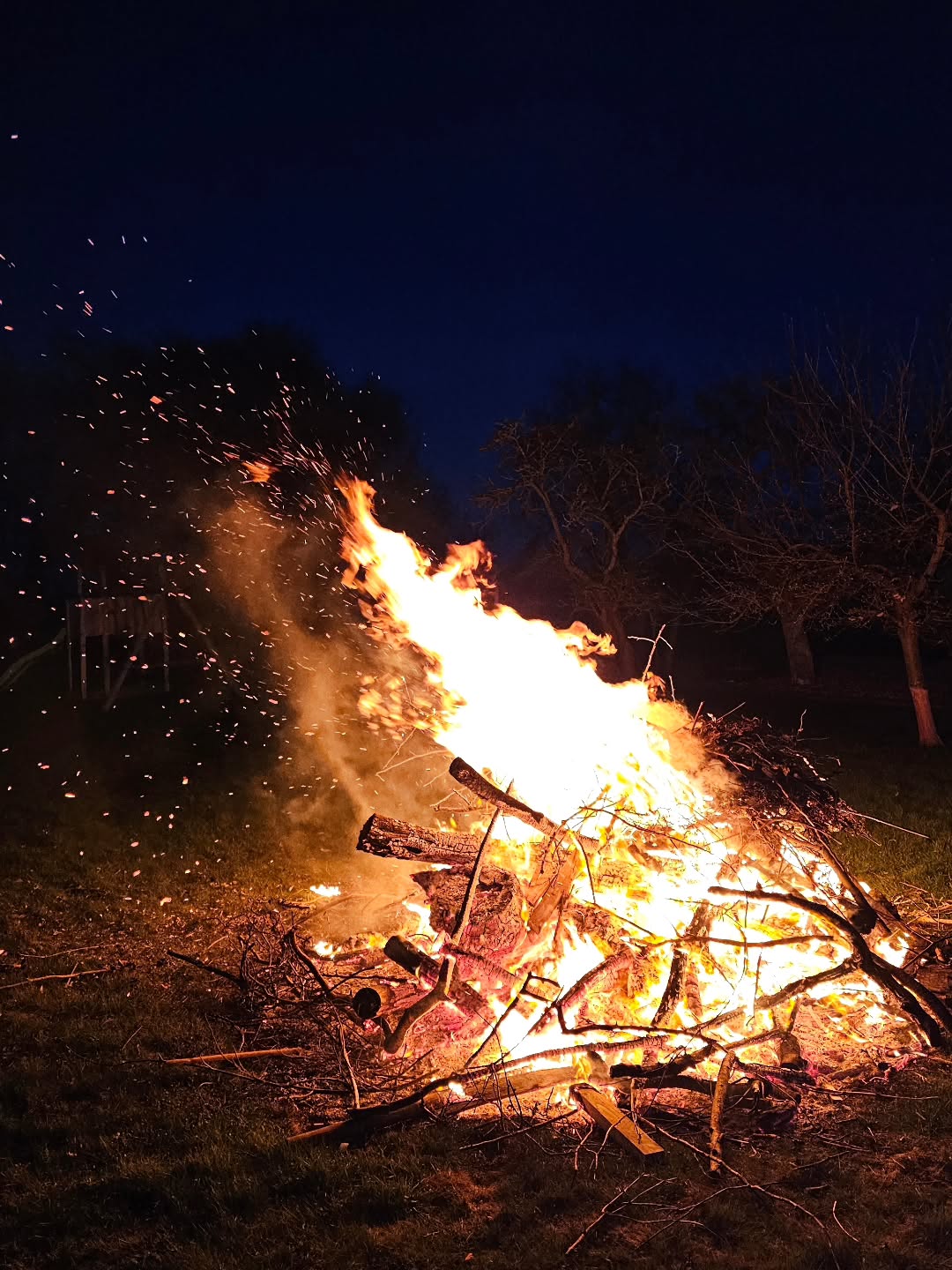 Wir schätzen die guten Gespräche mit unseren Gästen beim jährlichen Osterfeuer 🔥.