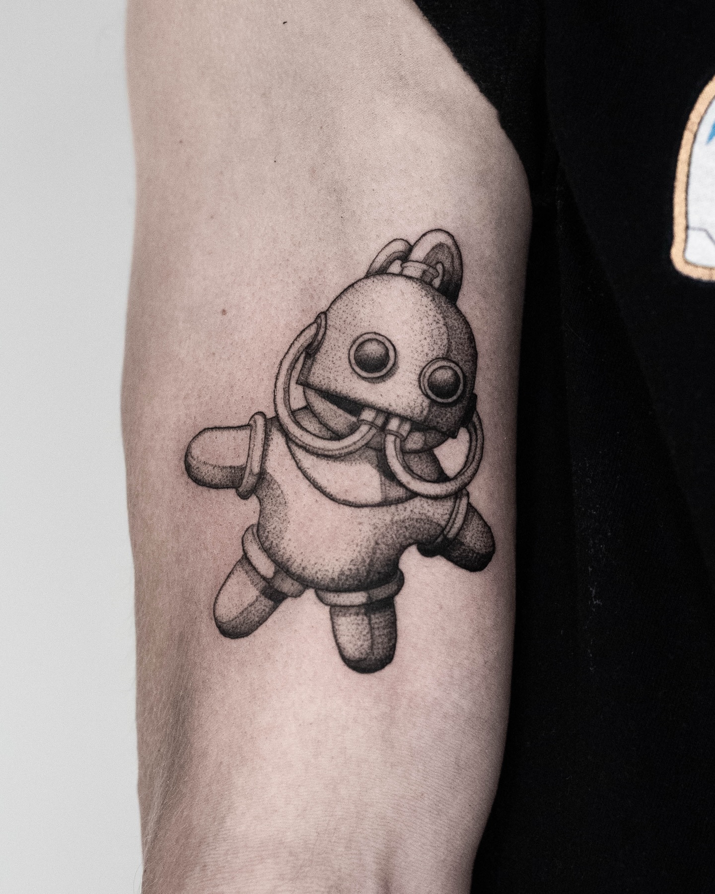 Last week I also did Mac Miller’s logo in 3D, finished with soft dot shading.
#macmillertattoo #eindhoventattoo #dutchtattoo #tilburgtattoo #finelinetattoo