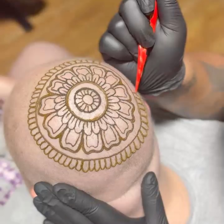 Henna Crown on Monica! 🫶🏽 This was hard to do as her hair is growing back, but I’m really happy with the final result!
#LETSLYNKUP 🧡🔗
