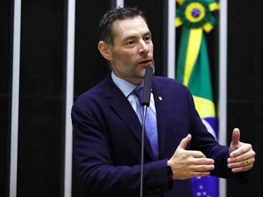 DEPUTADO FEDERAL MARANGONI É LEVADO À DELEGACIA SUSPEITO DE AGREDIR A ESPOSA
O deputado federal Fernando Marangoni (Podemos) foi conduzido à Delegacia de Defesa da Mulher (DDM) de Santo André na manhã desta quarta-feira (1º), após ser acusado de agredir a esposa, a médica rio-pretense Fabiana Marangoni, que confirmou que houve agressão durante uma discussão e registrou boletim de ocorrência. 
Segundo relatos, vizinhos ouviram gritos e acionaram a polícia. O caso está sob investigação, e a Justiça pode analisar medidas protetivas. 
O deputado nega as acusações e afirma que também foi agredido. 
Mais informações no Portal Guilherme Baffi.