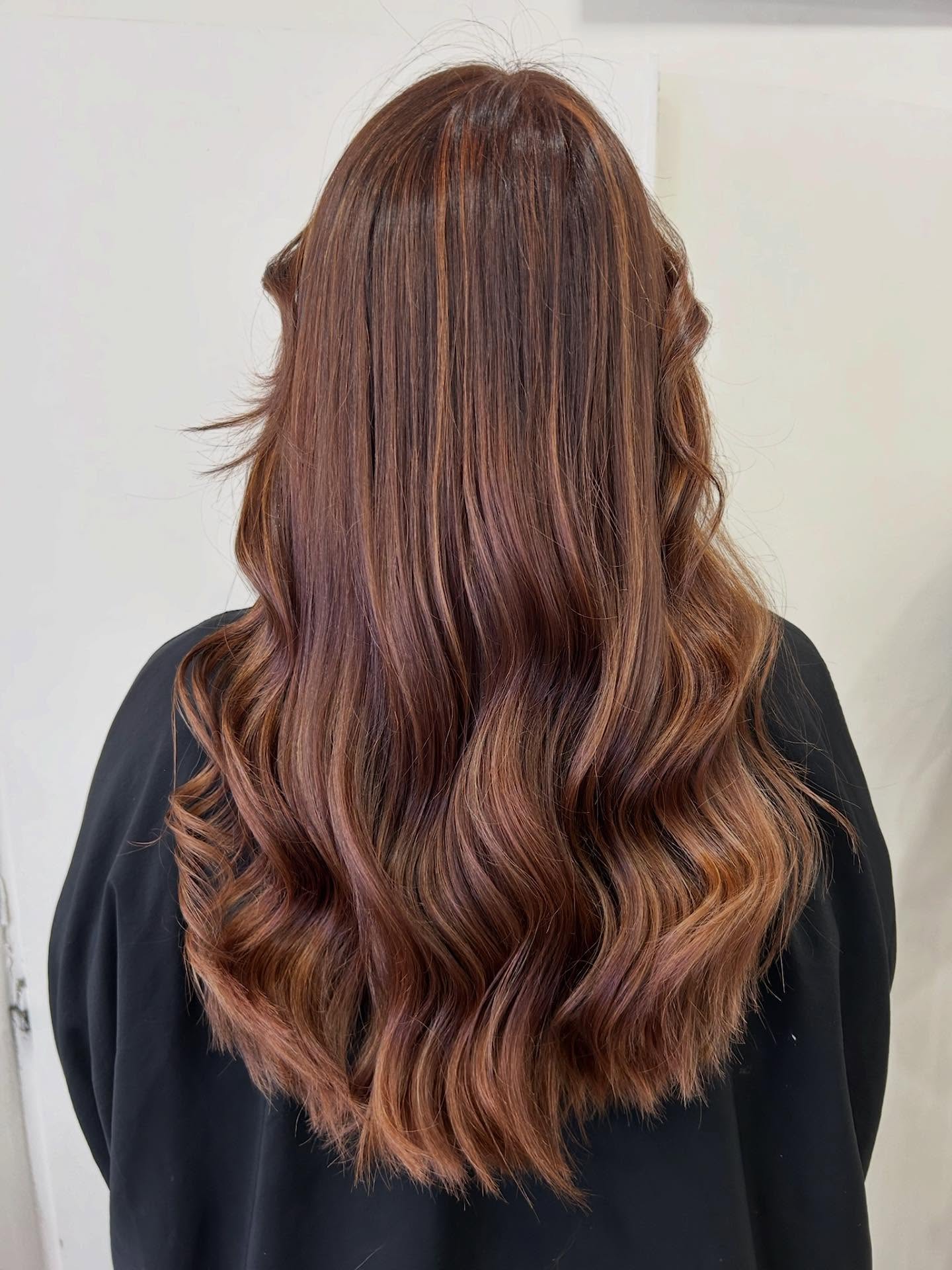 L’ombré cuivré est de saison et ce n’est pas pour nous déplaire 😌
Dites nous ce que vous en pensez !
Prestation réalisée par Anaïs 🫶🏻
#saloncoiffure #saloncoiffurevegetal #colorationvegetale #naturalbeauty #haircolor