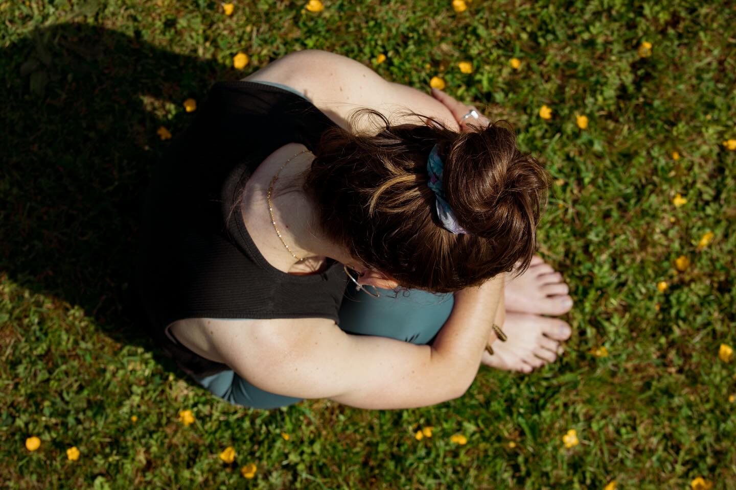 Plus on ralentit, plus on voit et on écoute.
Ce qui est là quand rien ne semble se passer.
Ce qui résiste, les tensions qui subsistent, et ce qui est prêt à s’en aller.
Le repos n’est pas rien. De lui naît le renouveau.
On se repose ensemble demain, mardi 7 avril, sur zoom. On fait renaître la vitalité.
Rejoins-nous via le lien en bio 🌿
#yinyogafrance #yogaenligne #ralentir
📷 @claribari_