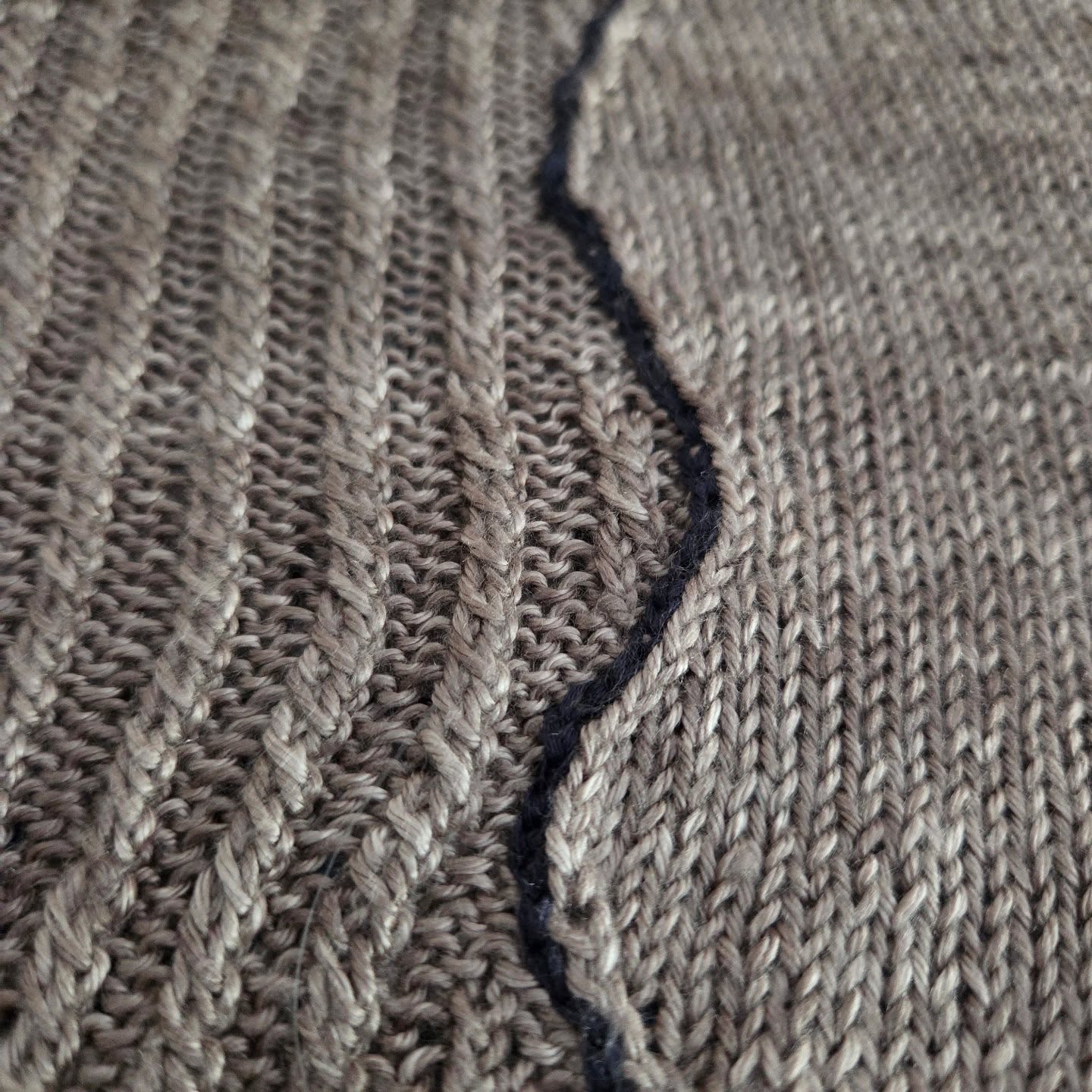 Another swatch for a summer top. I love this stage, when everything is possible 😍
This gorgeous yarn is the pure silk by @_byamalie in the beautiful soft color "Pecan".
My spouse said twice that he really loves this color... could he be giving me a clue? 🤣
.
.
.
#summerknitting #summerswatch #knittingwithsilk #summeryarn #knitofthedragon