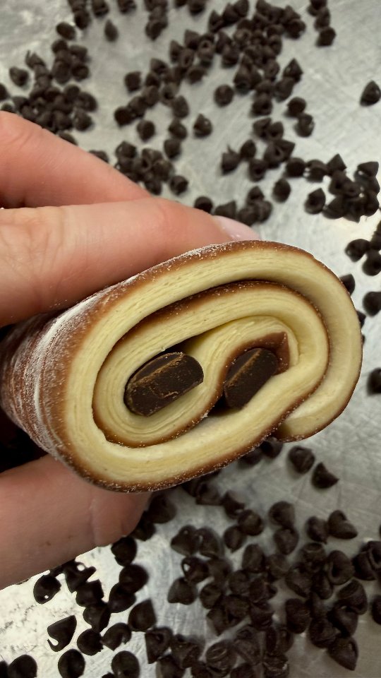 🥐 Et la voilà... Notre viennoiserie 🥐🥰
🤍 Team croissant au beurre pour bien commencer la semaine… ou team nouveautés à tester sans hésiter ? 👀
👨🏻🍳👩🏻🍳 On vous emmène aujourd’hui coulisses
pour découvrir ce qui se cache derrière chaque viennoiserie artisanale :
🕙 Du temps
🧐 De la précision…
💝 ...et beaucoup beaucoup de gourmandise 💛
📍 Nicolas Hennemann Chocolaterie Pâtisserie- Grand Hôtel-Dieu Lyon
#patisserie #croissant #artisan #Lyonfoodie #viennoiserie