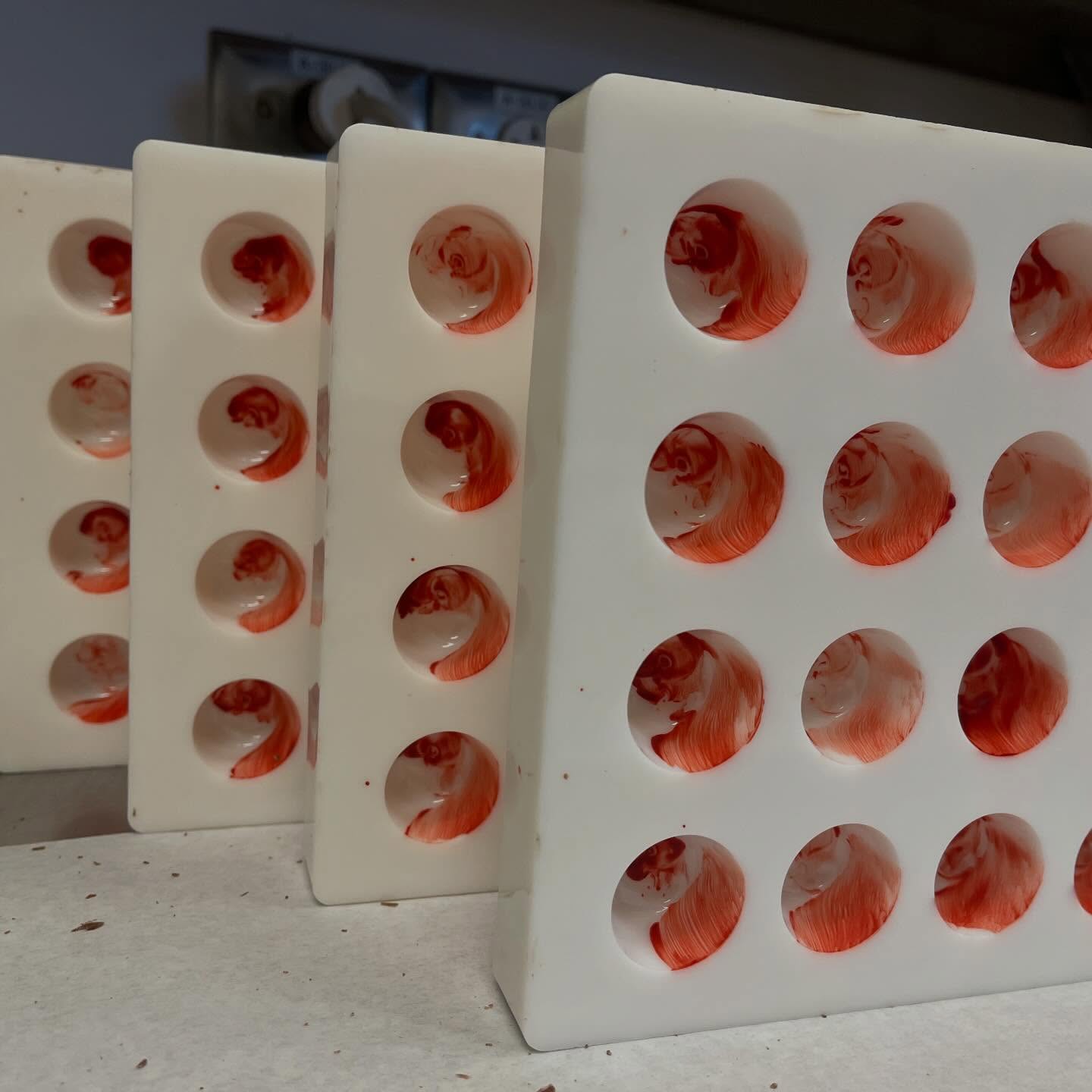 🌟 Truffle Feature 🌟 The Cherry Cordial 🍒
Our booziest truffle and one of our top sellers, the Cherry Cordial will both melt in your mouth and fill it with a full cocktail! With its brandies cherry in the center and liquid fondant wrapped in rich dark chocolate, it is bound to please your tastebuds!
#cherrycordial #stargazerfinechocolatesandcoffeebar #denverchocolate #artisanalchocolate #denvershop