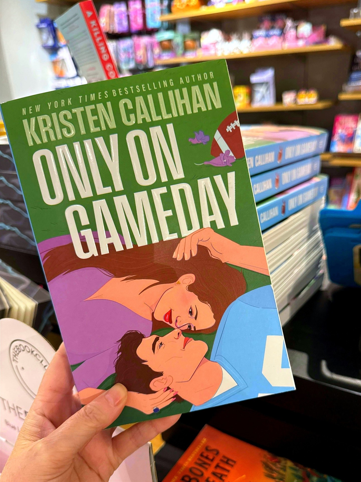 SIGHTED 👀 Caught August & Pen at the airport! ✈️
These two are a perfect airplane read.